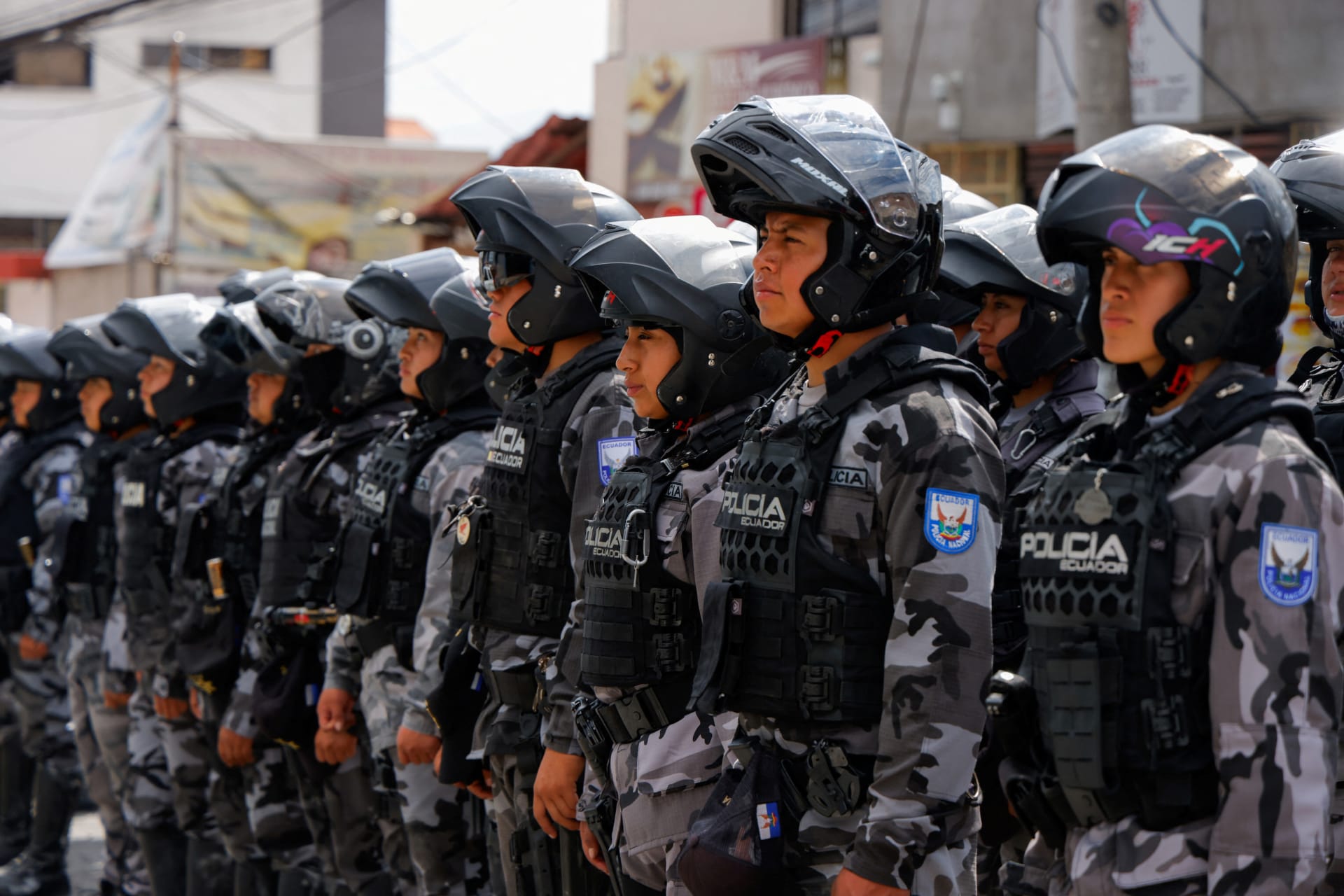 Photo of Ecuadorian police officers standing outside El Inca prison