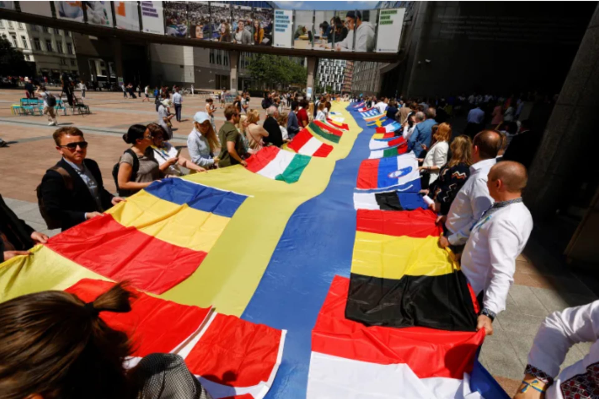 <p>The Ukrainian flag outside the European Parliament in Brussels, June 2022</p>
