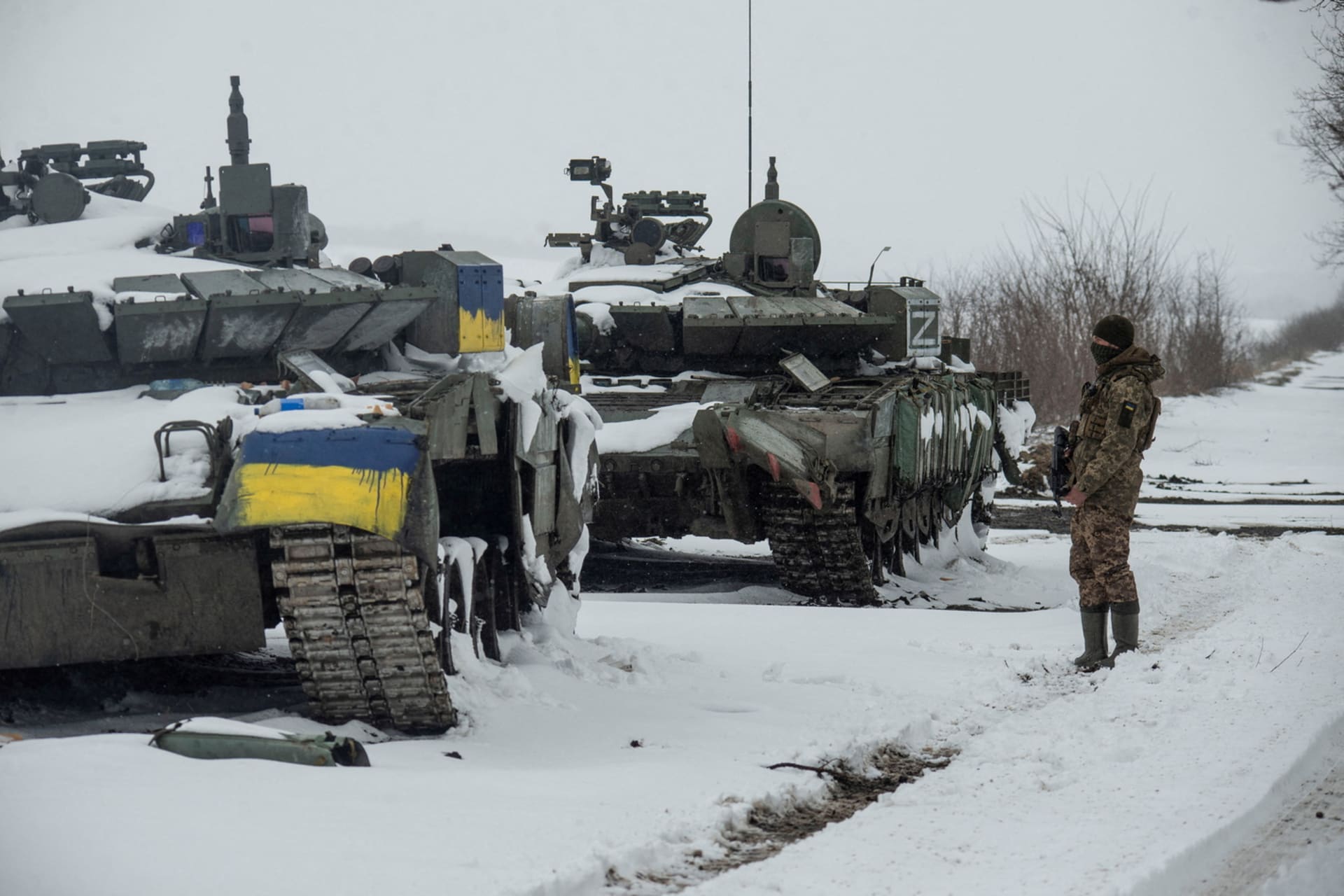 <p>Ukrainian serviceman stands near captured Russian tanks in the north of the Kharkiv region.</p>
