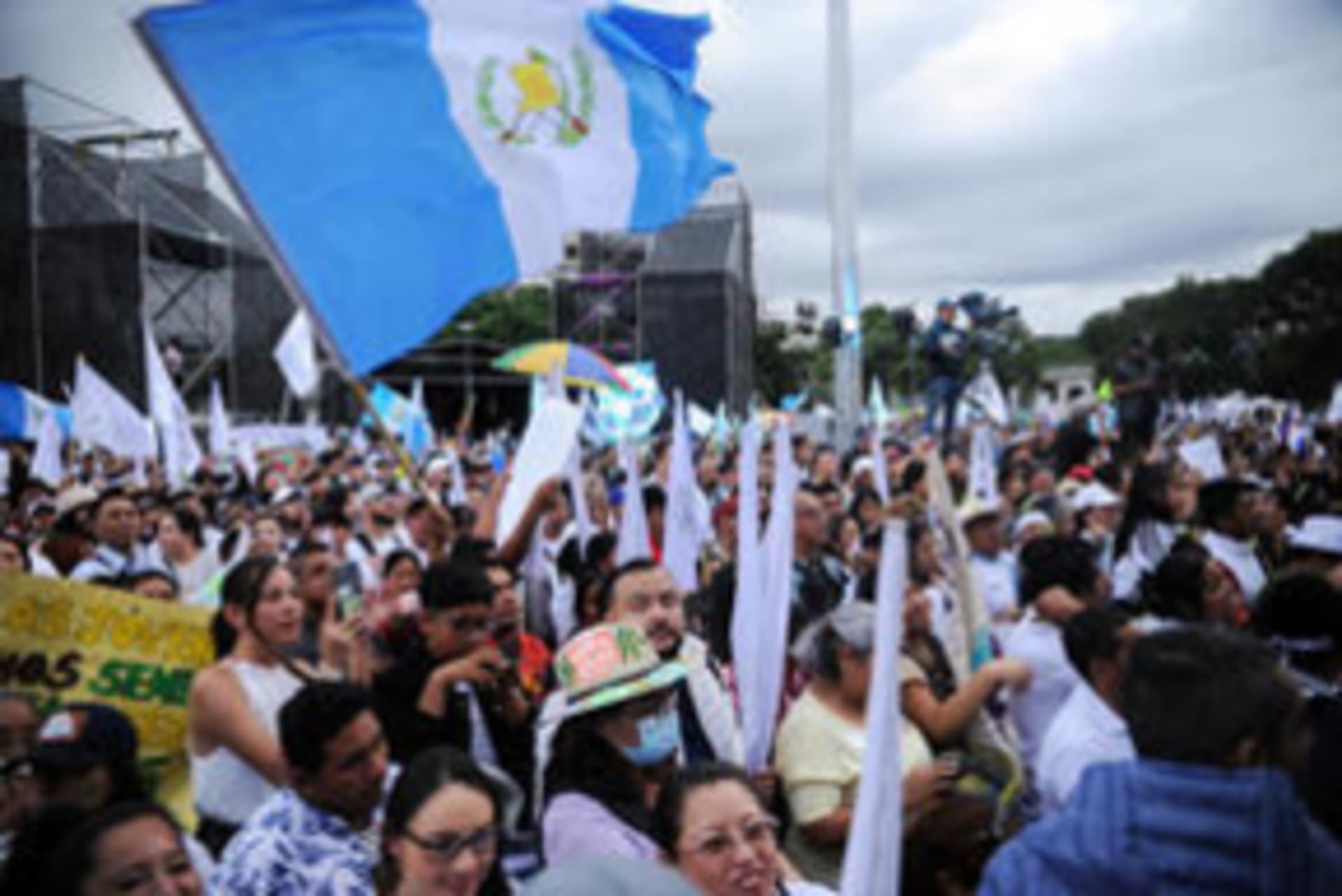 Photo of Semilla supporters attending closing campaign rally