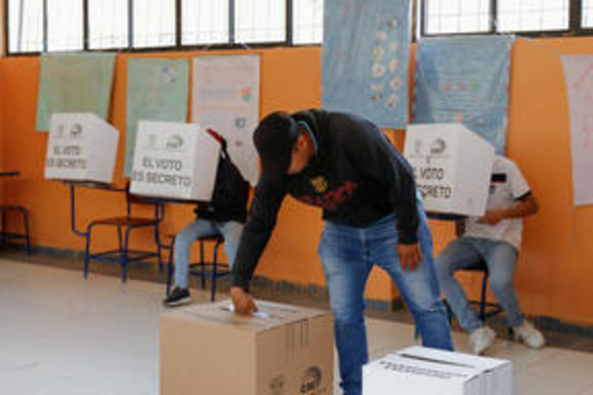Photo of Ecuadorean Citizen Voting