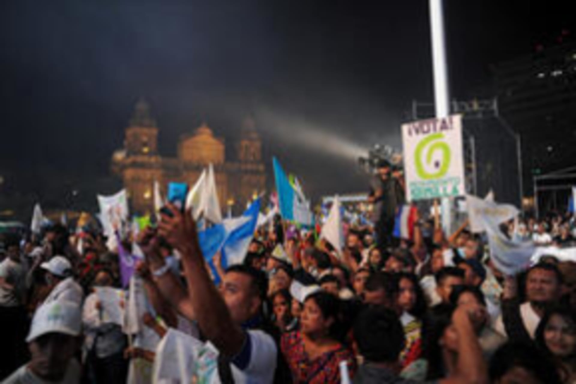 Photo of Semilla supporters attending closing campaign rally