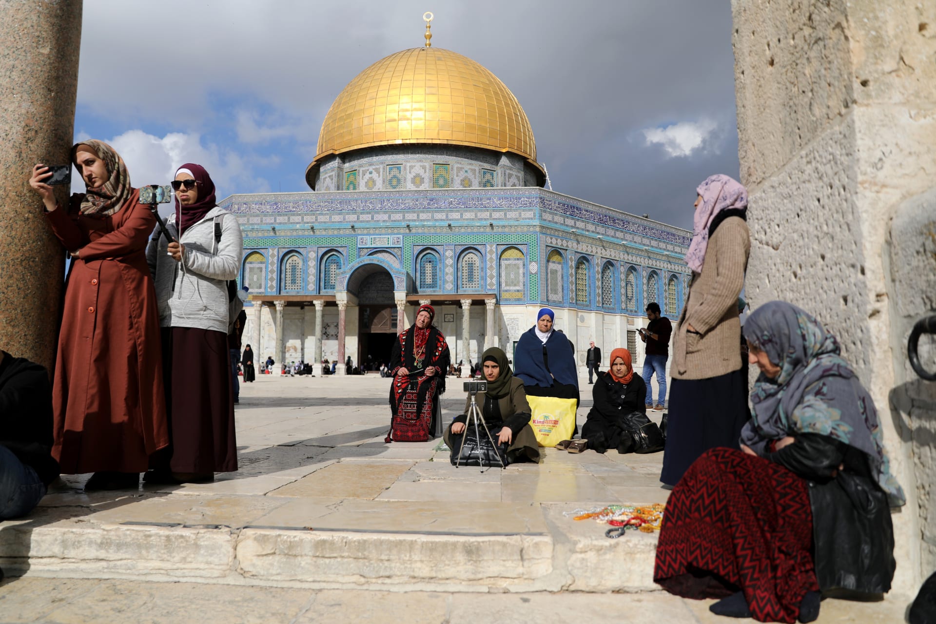 <p>Worshippers at the compound known to Muslims as Noble Sanctuary and to Jews as Temple Mount in Jerusalem’s Old City. (AMMAR AWAD / REUTERS)</p>

