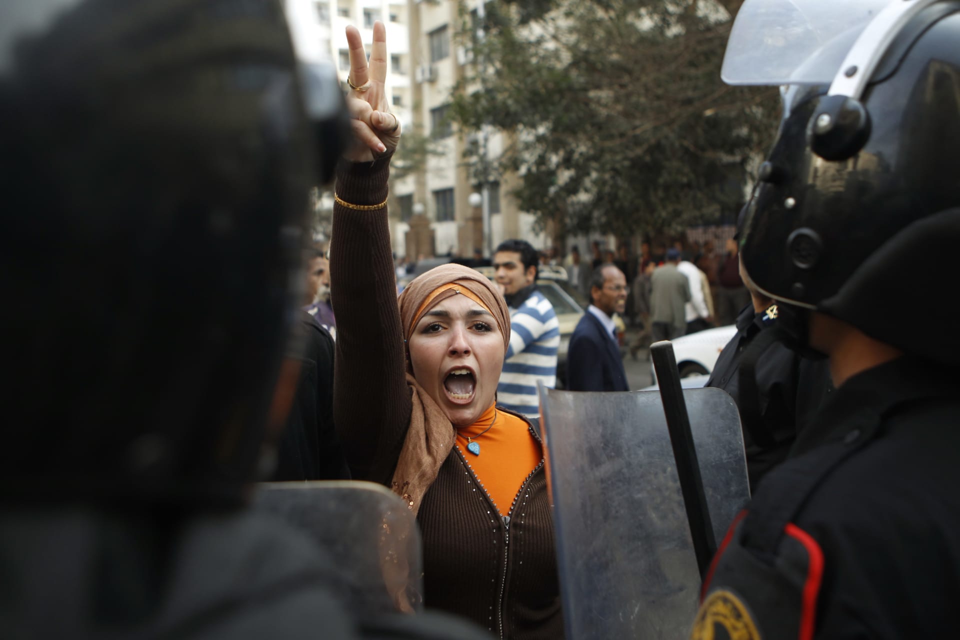 <p>An anti-government protester gestures during clashes with police in Cairo in 2011. (AMR ABDALLAH DALSH / REUTERS)</p>
