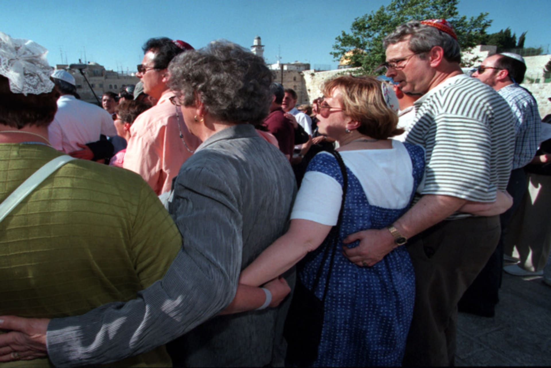<p>American Jews belonging to the Union of American Hebrew Congregations link arms as they hold a mixed male and female prayer session.</p>
