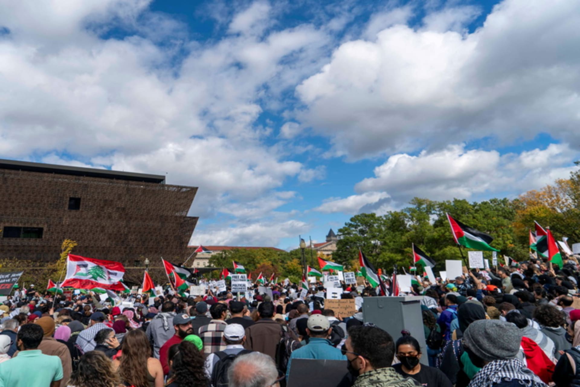 <p>People gather for a rally held by American Muslims for Palestine calling for a cease fire in Gaza near the Washington Monument in Washington, U.S., October 21, 2023.</p>
