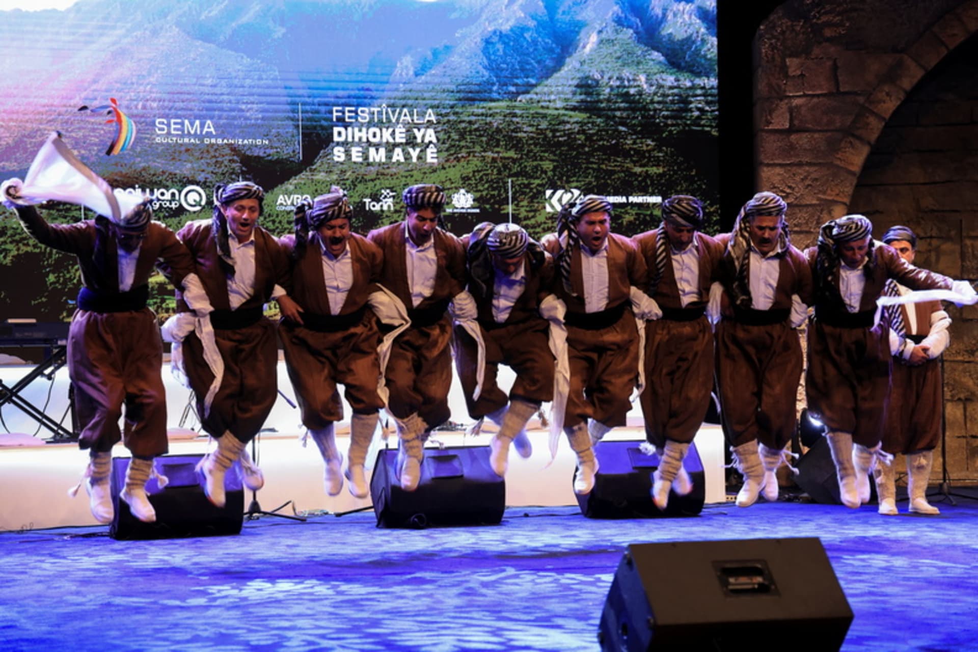 <p>Kurdish men in traditional folklore costumes perform during the Duhok Dance Festival in Duhok Province, Iraq. April 29, 2024.</p>