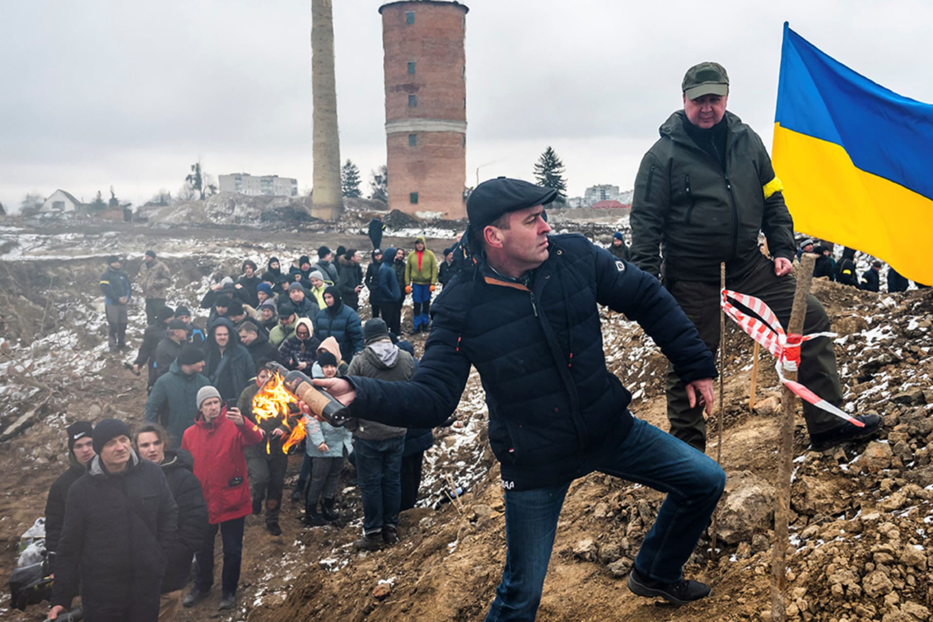 ukrainian civilians train to throw molotov cocktails