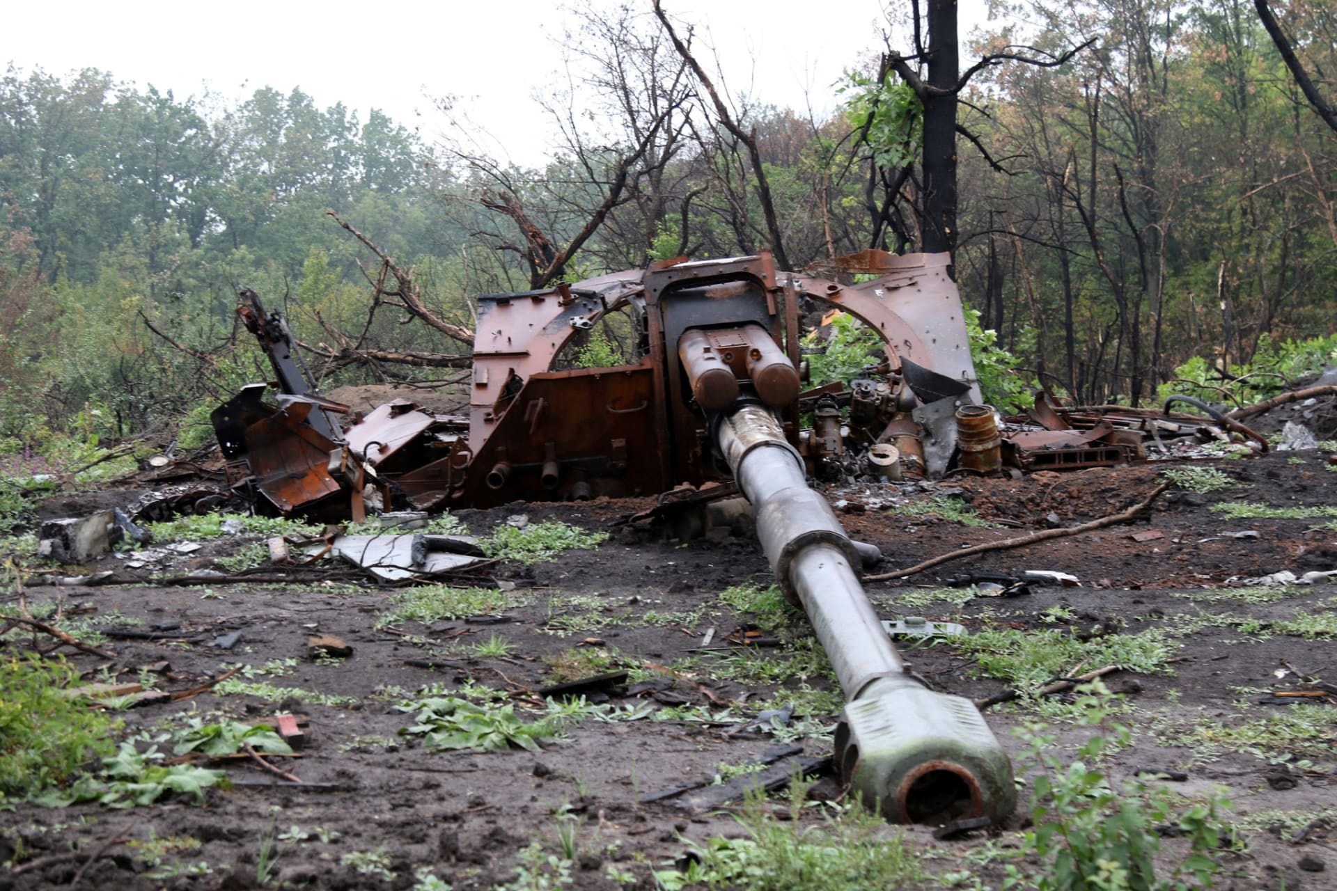 <p>A view shows a Russian self-propelled howitzer destroyed during a counteroffensive operation </p>
