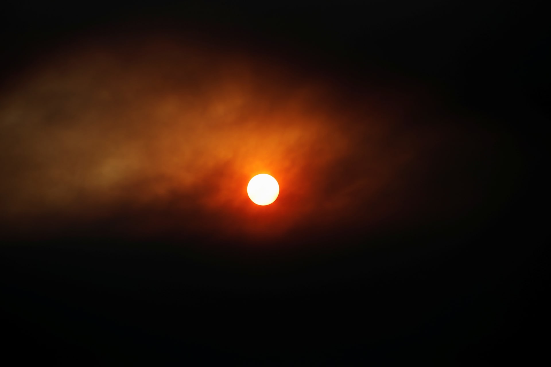 <p>The sun seen through smoke during the Hermits Peak and Calf Canyon fires near Ocate, New Mexico, U.S., May 11, 2022</p>