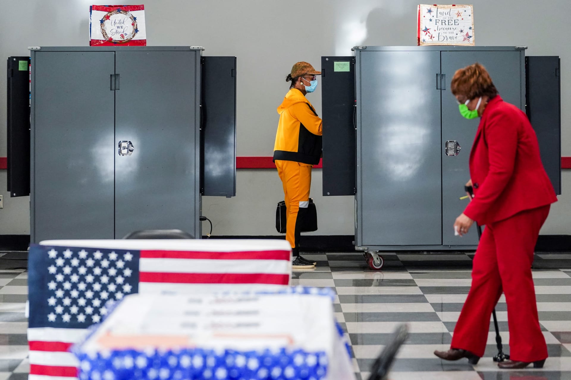 <p>Voters cast their ballots on the first day of early voting in Atlanta, Georgia, U.S. </p>