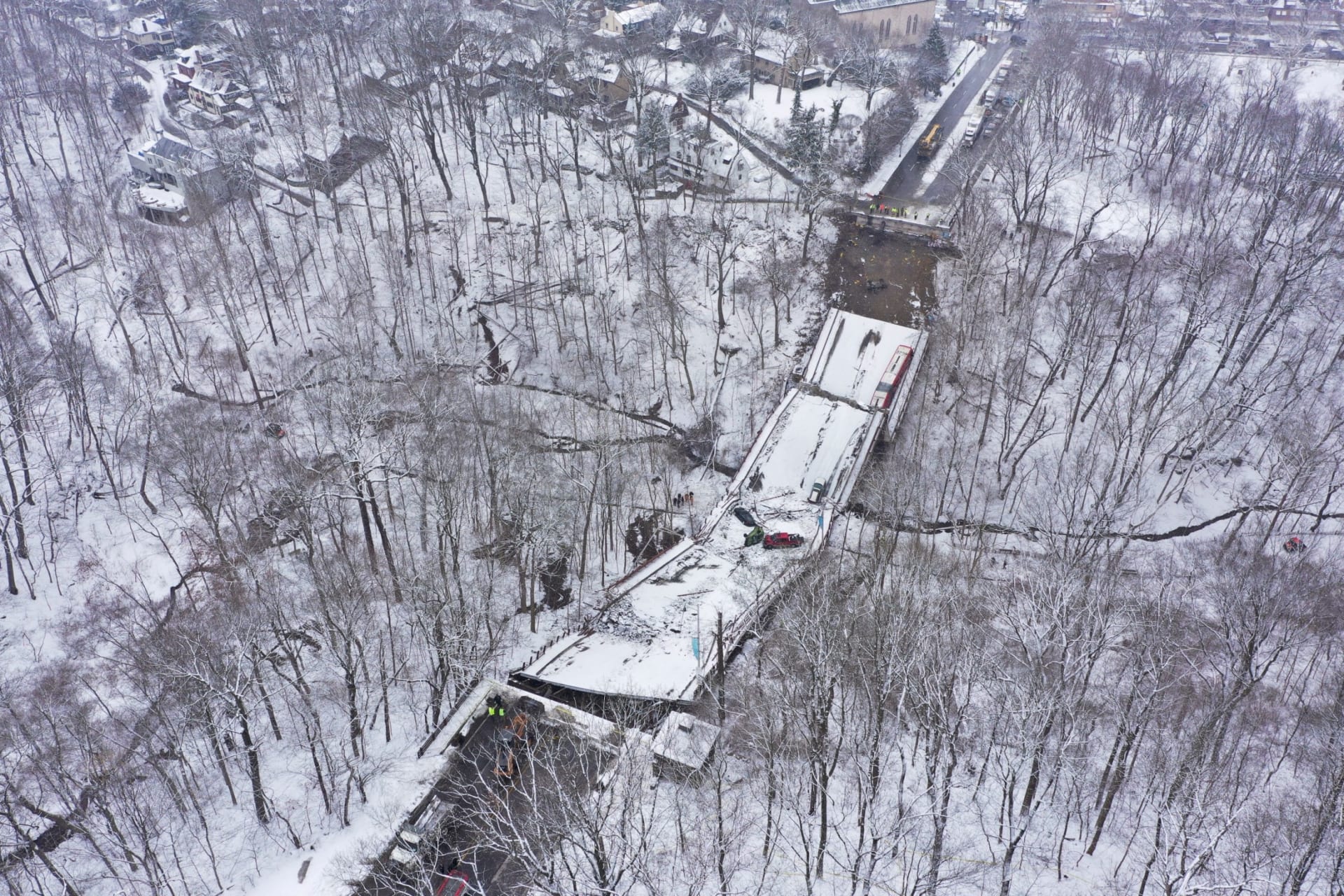 <p>Damaged vehicles are seen at the site of a collapsed bridge in Pittsburgh, Pennsylvania, U.S., January 28, 2022.</p>