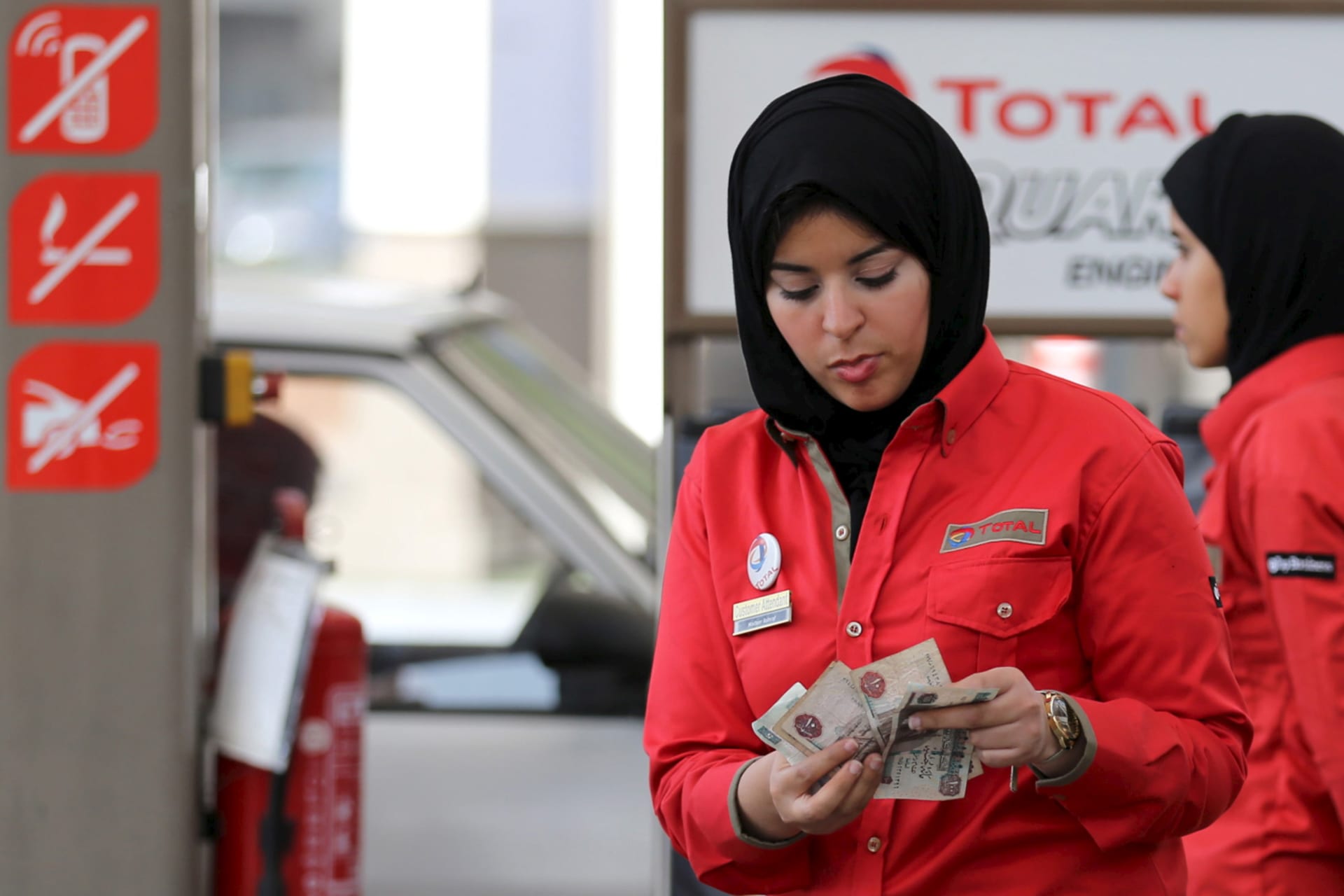 <p>A female employee works at a petrol station in Cairo, Egypt. February 24, 2016. </p>
