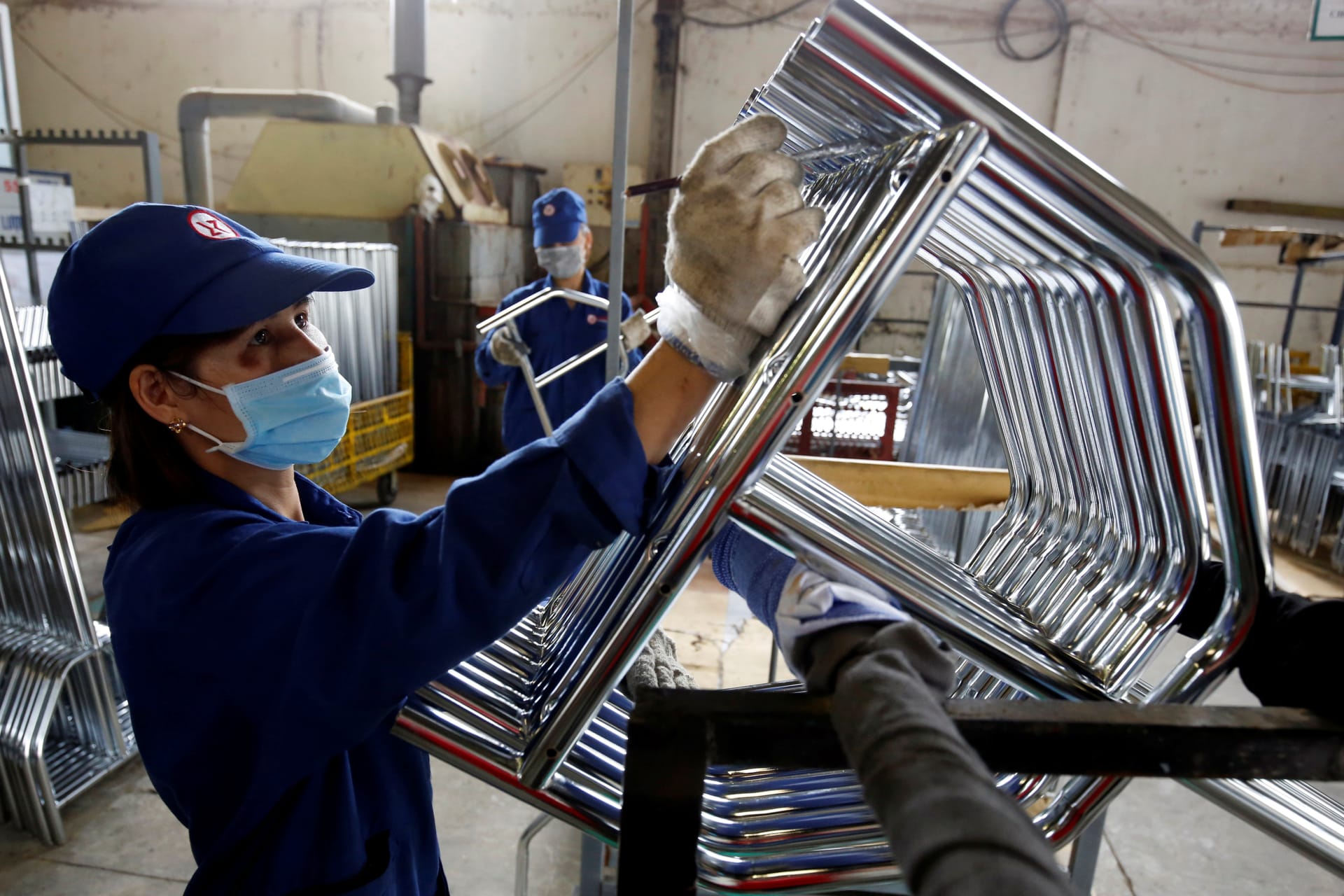 <p>Women work at Xuan Hoa furniture factory in Hanoi, Vietnam April 5, 2018. </p>