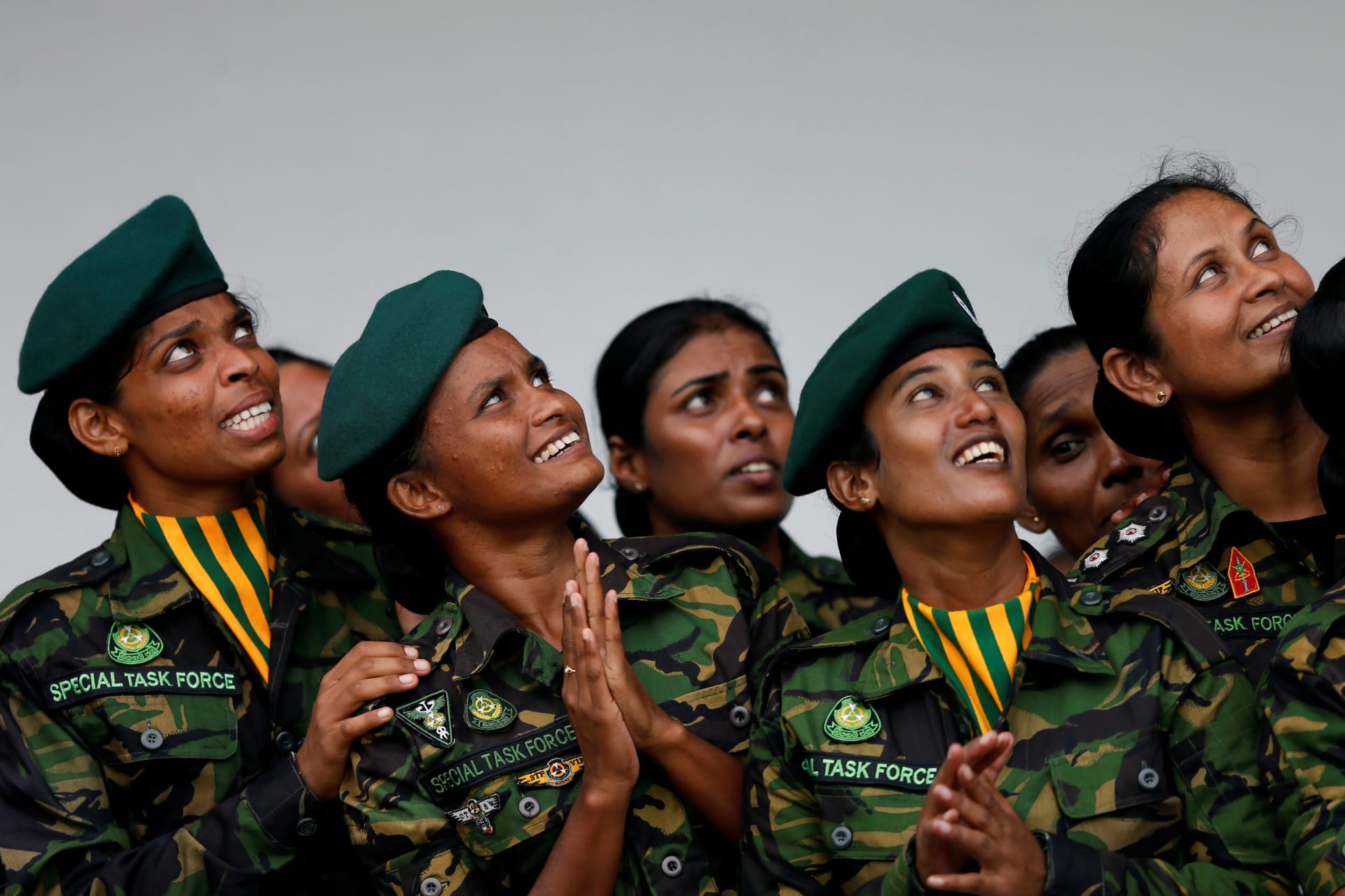 <p>The female Special Task Force (STF) members looks up as they watching the sky divers at a demonstration during the 151st Sri Lanka’s Police anniversary in Colombo, Sri Lanka September 7, 2017.</p>