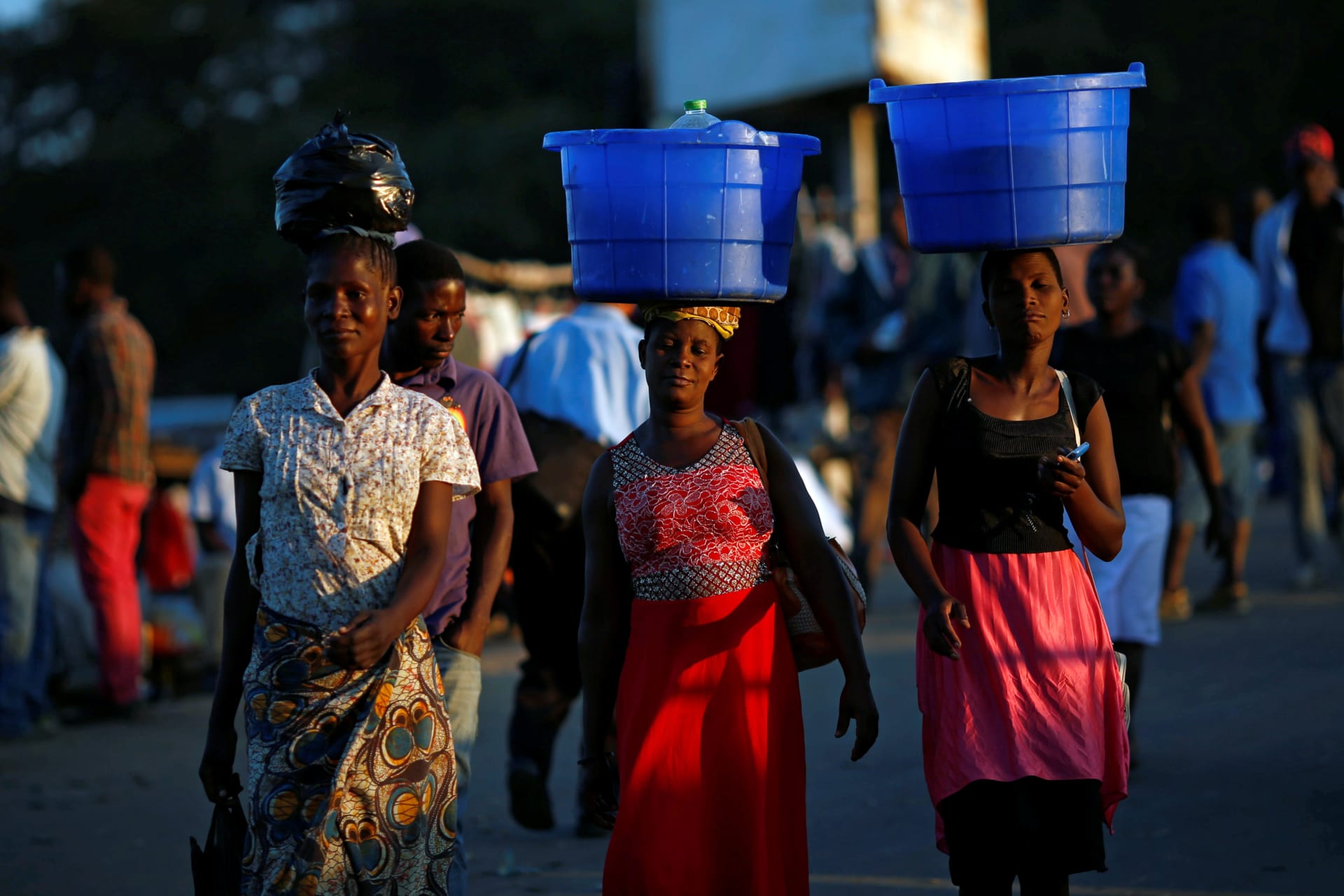 <p>Women carrying baskets with food items at a market in Blantyre, Malawi. Picture taken July 10, 2017.</p>

