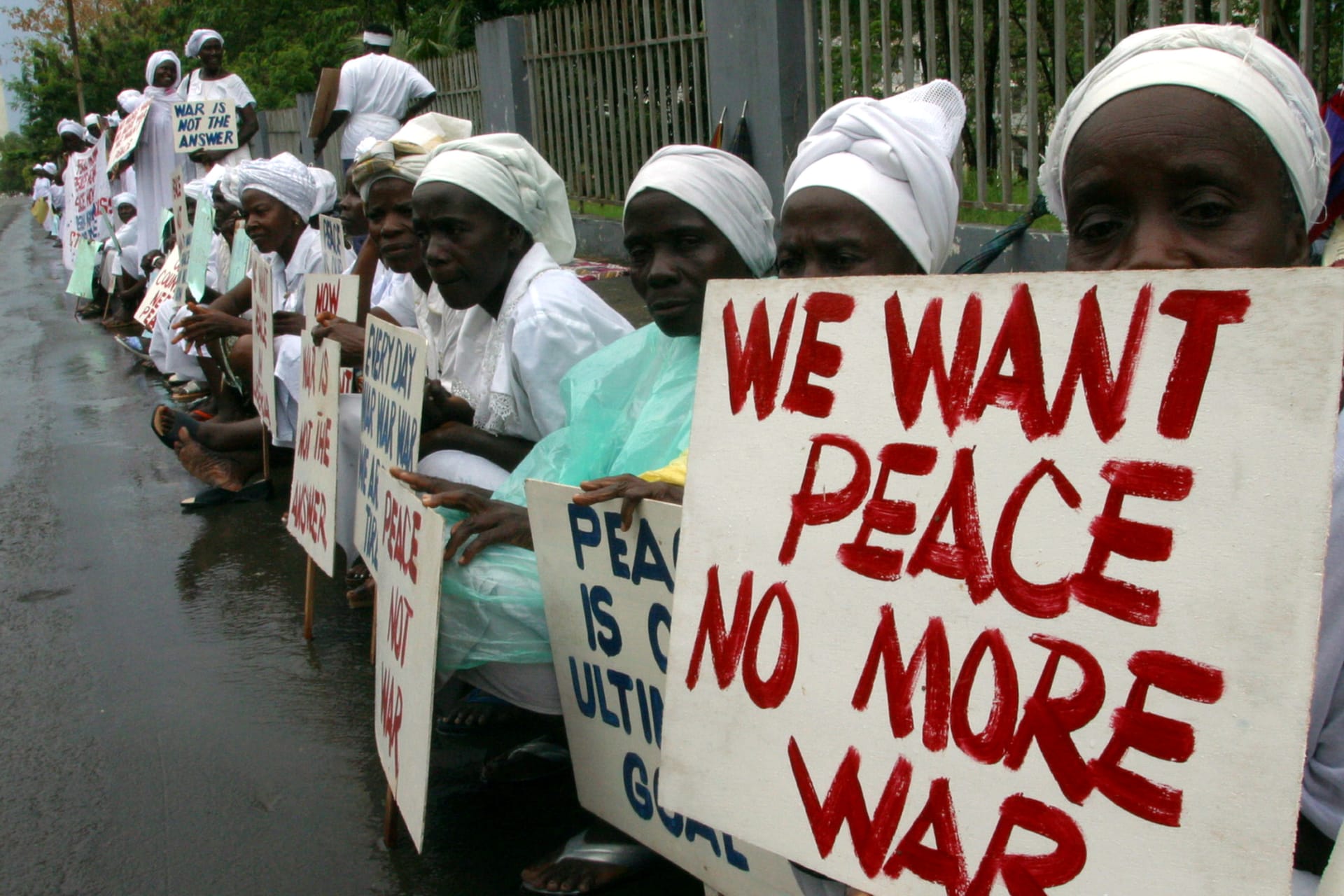 <p>Women demonstrate in Monrovia during the inauguration of Gyude Bryant, Liberia’s new interim leader, October 14, 2003.</p>