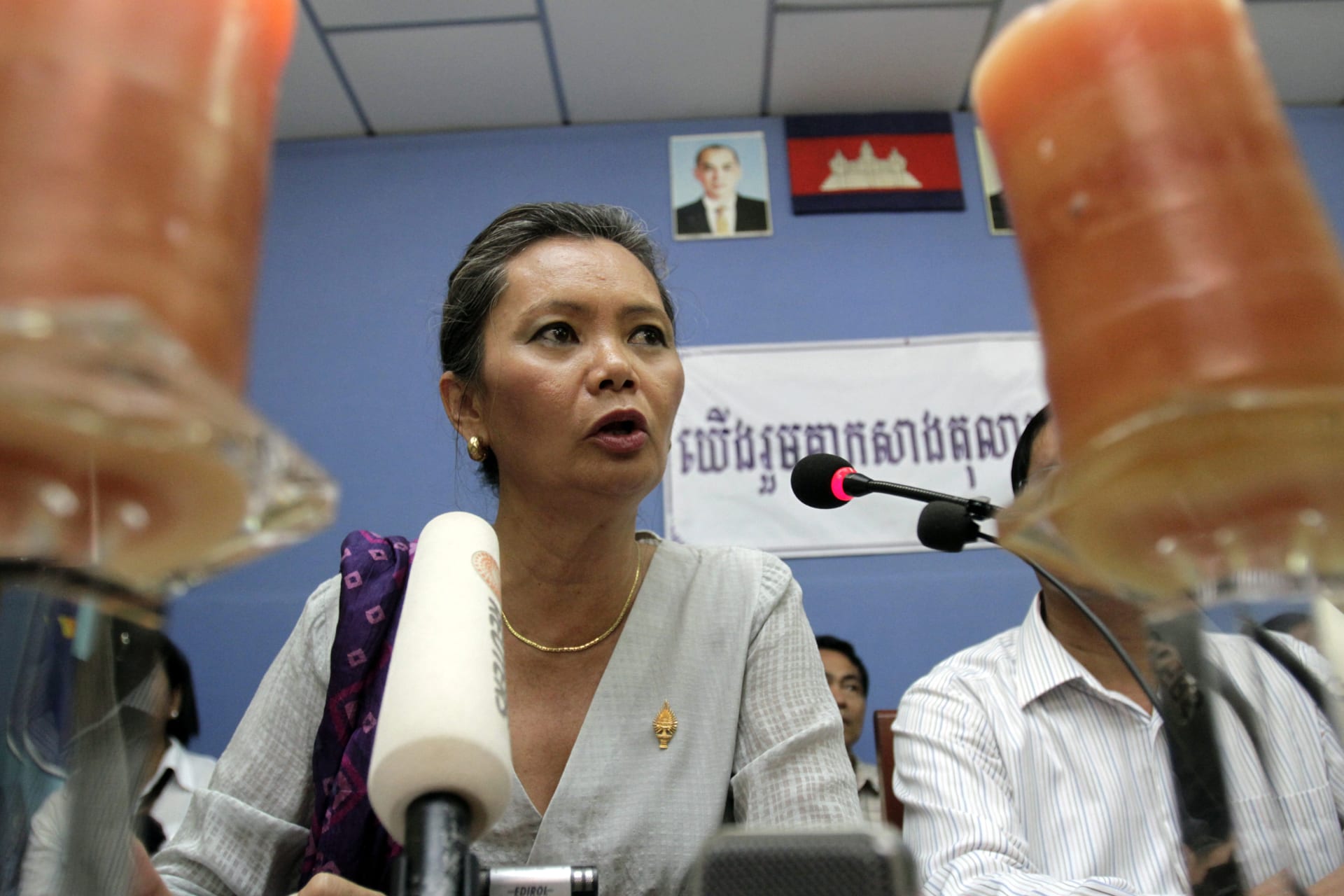 <p>Cambodian opposition lawmaker Mu Sochua speaks during a news conference in Phnom Penh July 15, 2010.</p>