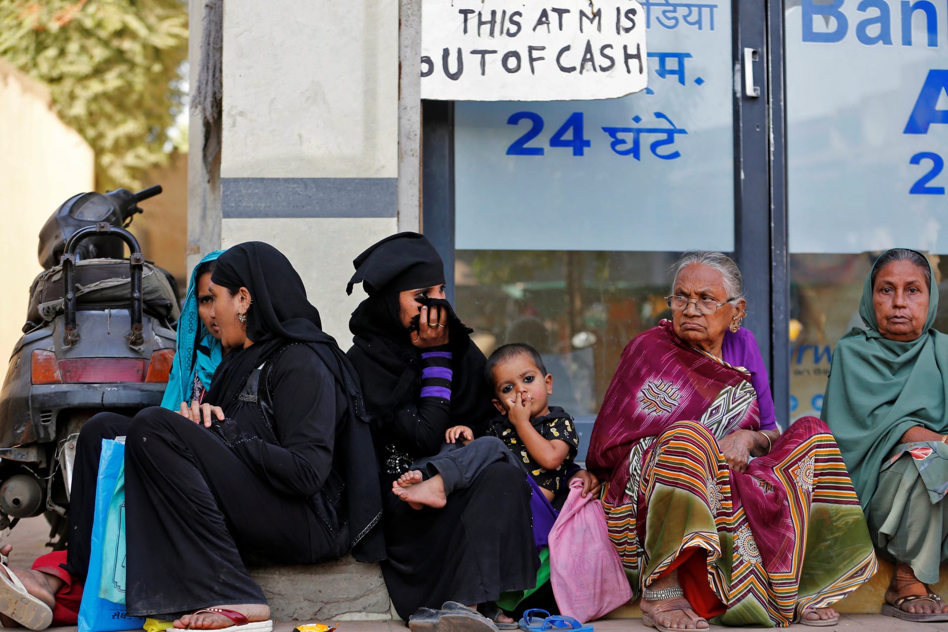 <p>Women sit outside a bank as they wait for their turn to deposit or withdraw cash in Ahmedabad, India, November 29, 2016.</p>
