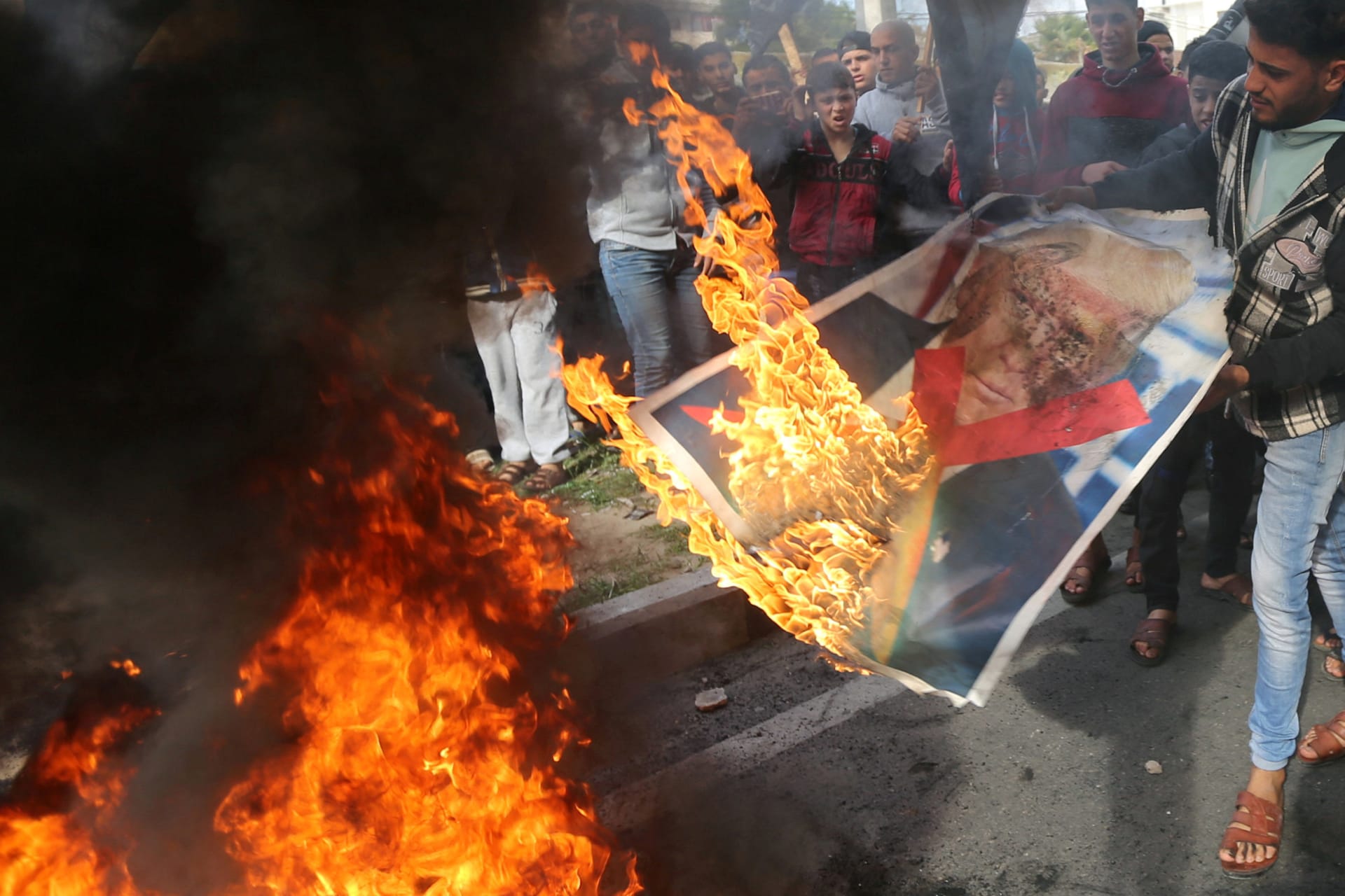 <p>Palestinian demonstrators burn a poster of U.S. President Donald Trump during a. (IBRAHEEM ABU MUSTAFA / REUTERS)</p>
