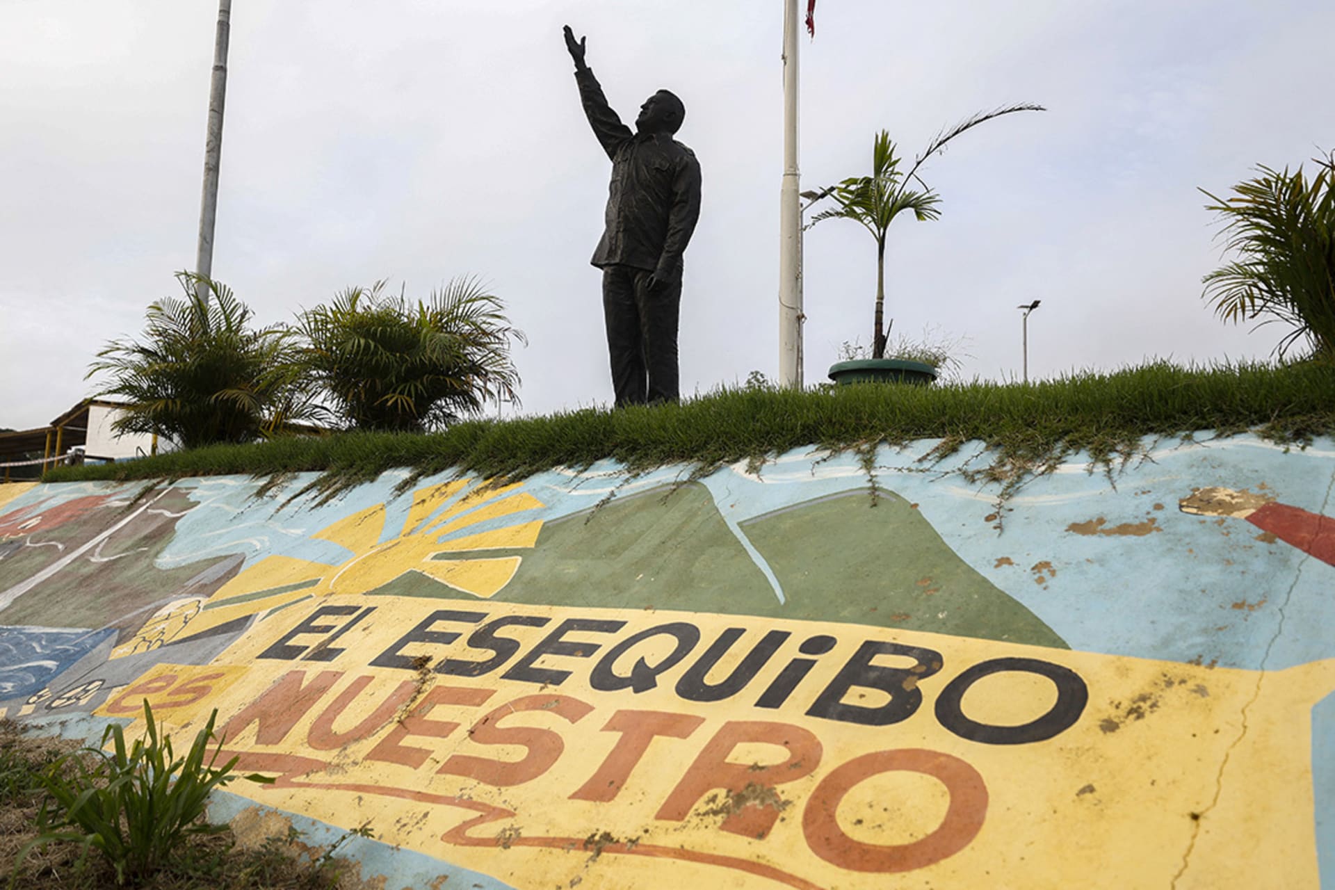 <p>A statue of the late Venezuelan President Hugo Chávez stands next to a mural reading “Essequibo is ours” in the Ojo de Lata community in San Martín de Turumbán, Venezuela, May 26, 2025.</p>
