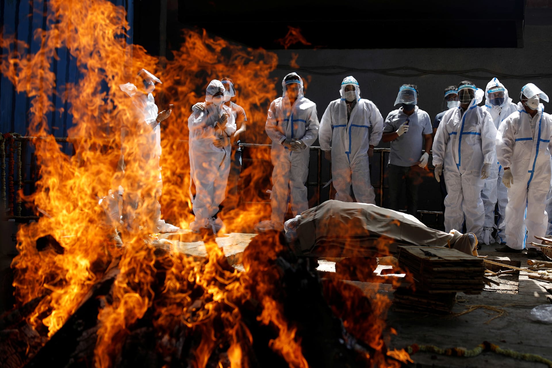 <p>NEW DELHI: Relatives attend the funeral of a COVID-19 victim at a crematorium.</p>
