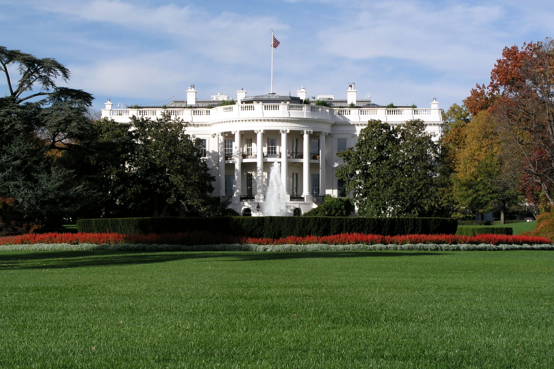 <p><span class="TextRun SCXW239570326 BCX0" lang="EN-US" xml:lang="EN-US" data-contrast="auto"><span class="NormalTextRun SCXW239570326 BCX0">The White House on October 31, 2004.</span></span></p>
