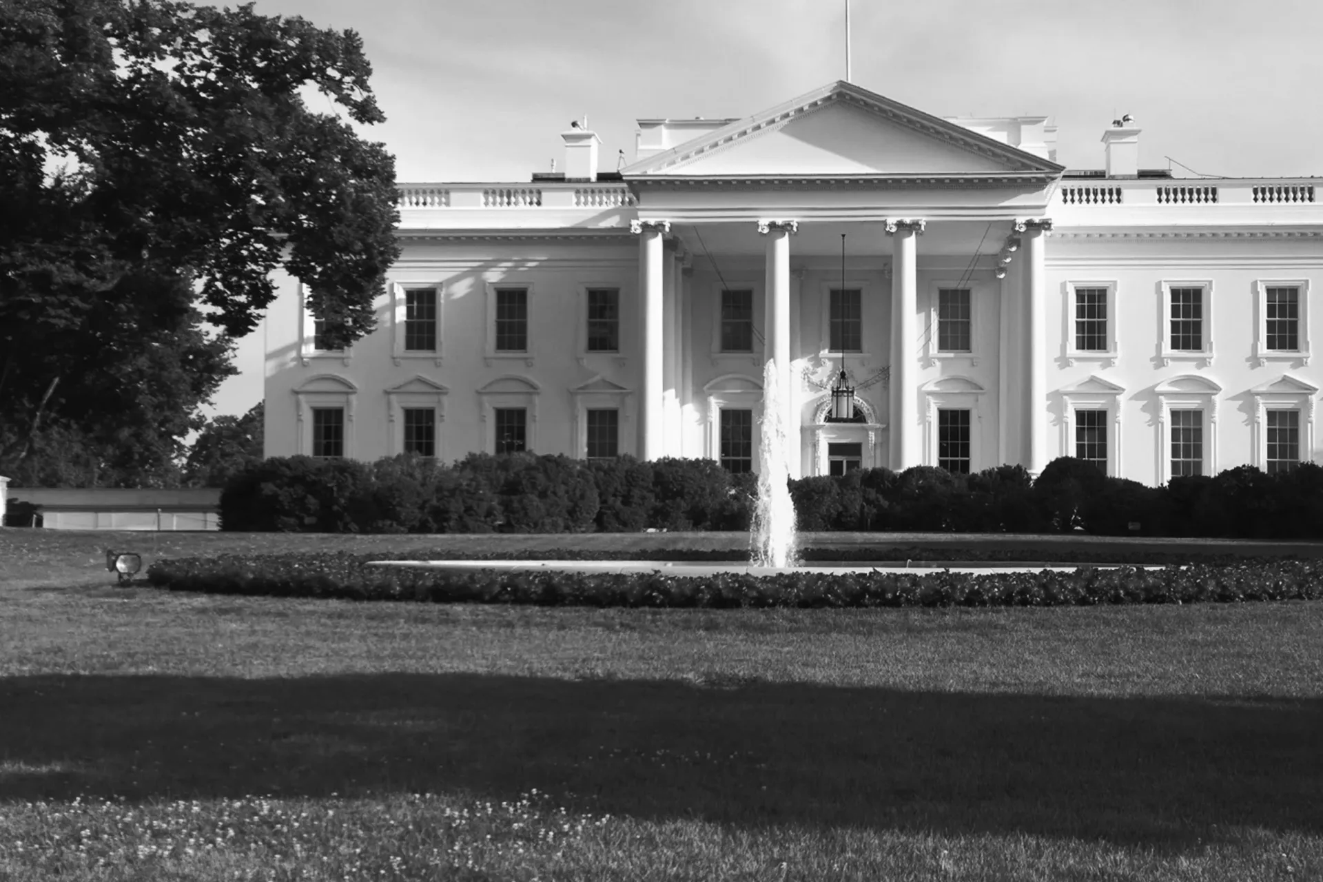 Black and White photograph of the White House