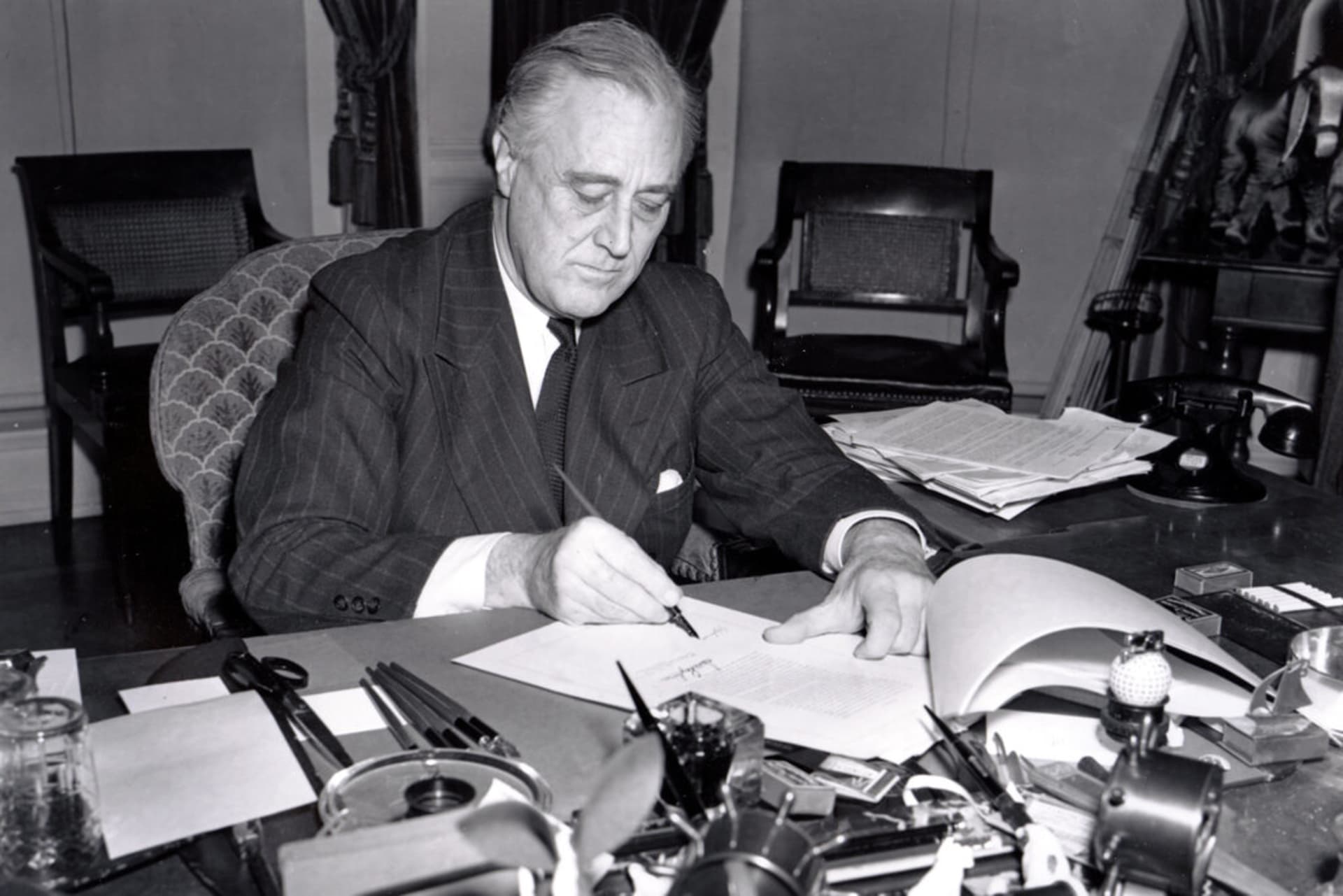<p>President Franklin Roosevelt signs H.R. 1776, the Lend-Lease Act, March 11, 1941.</p>

