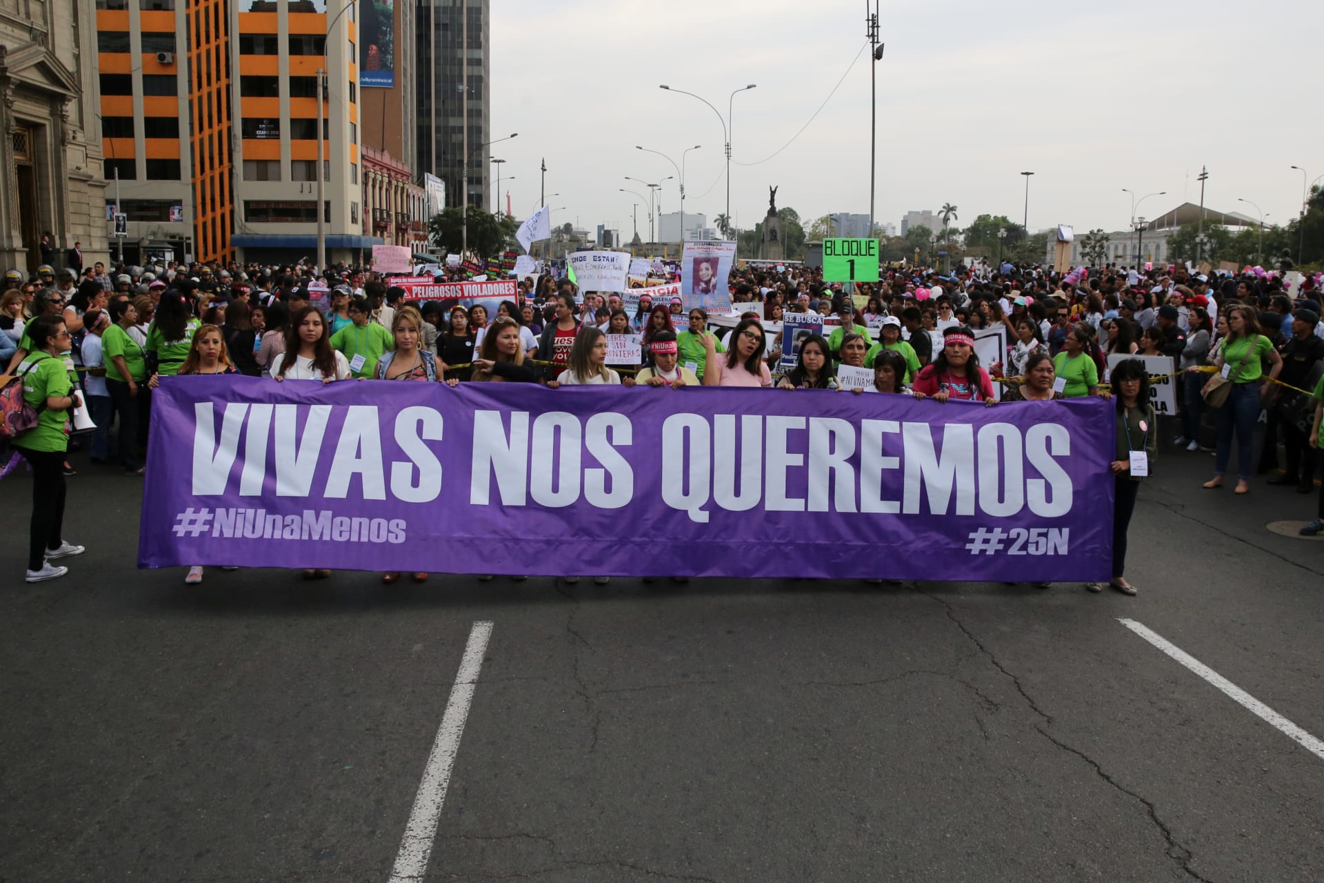<p>Women in Peru march holding sign reading: ‘ We want us alive’ during a protest against violence against women, November 25, 2017.</p>