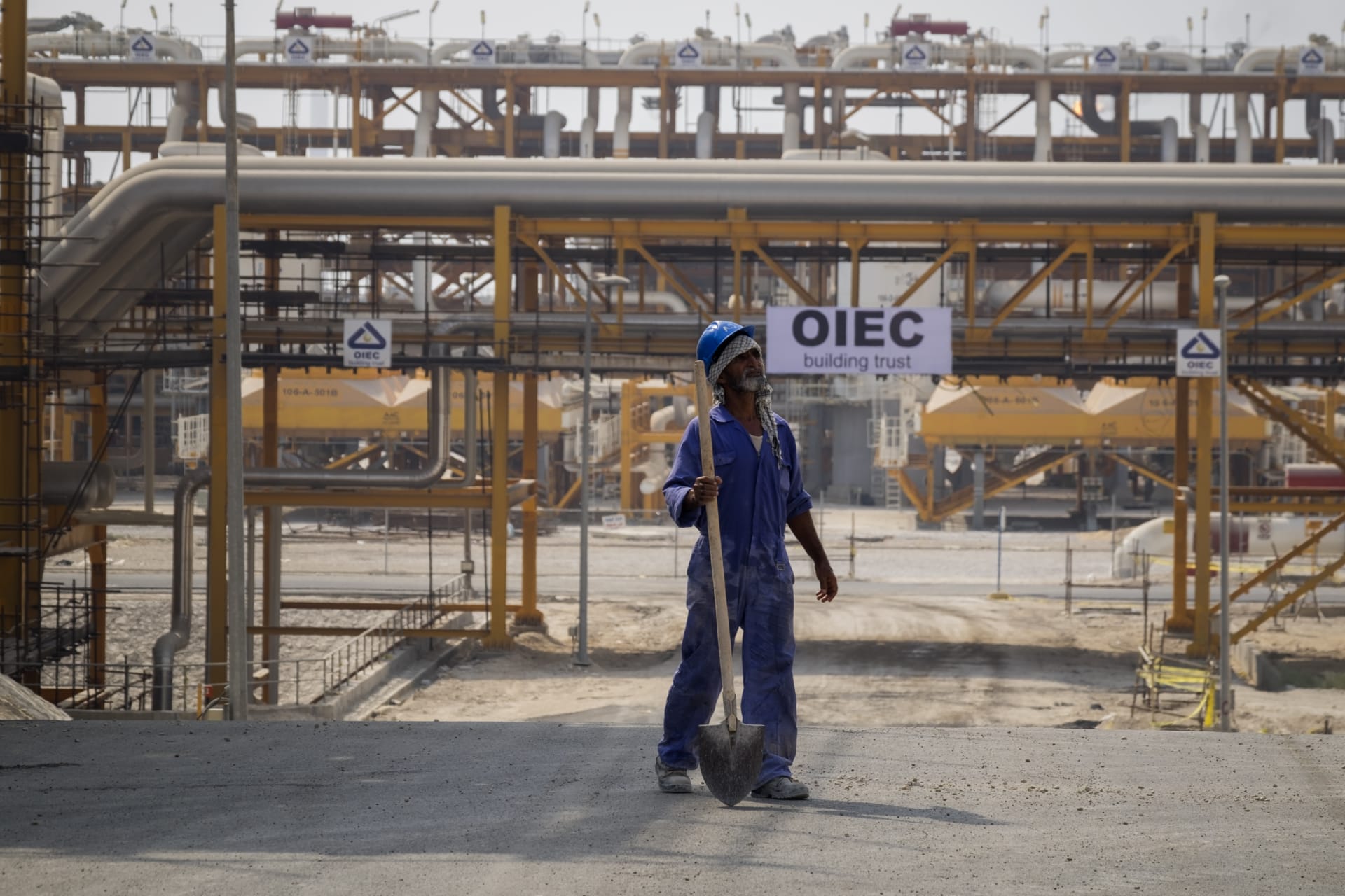 <p>An Iranian worker looks on as he stand on an area in phases 20 and 21, currently under construction, of the South Pars gas field in Assalooyeh on Iran’s Persian Gulf coast 1,400 km (870 miles) south of Tehran on August 23, 2016.</p>
