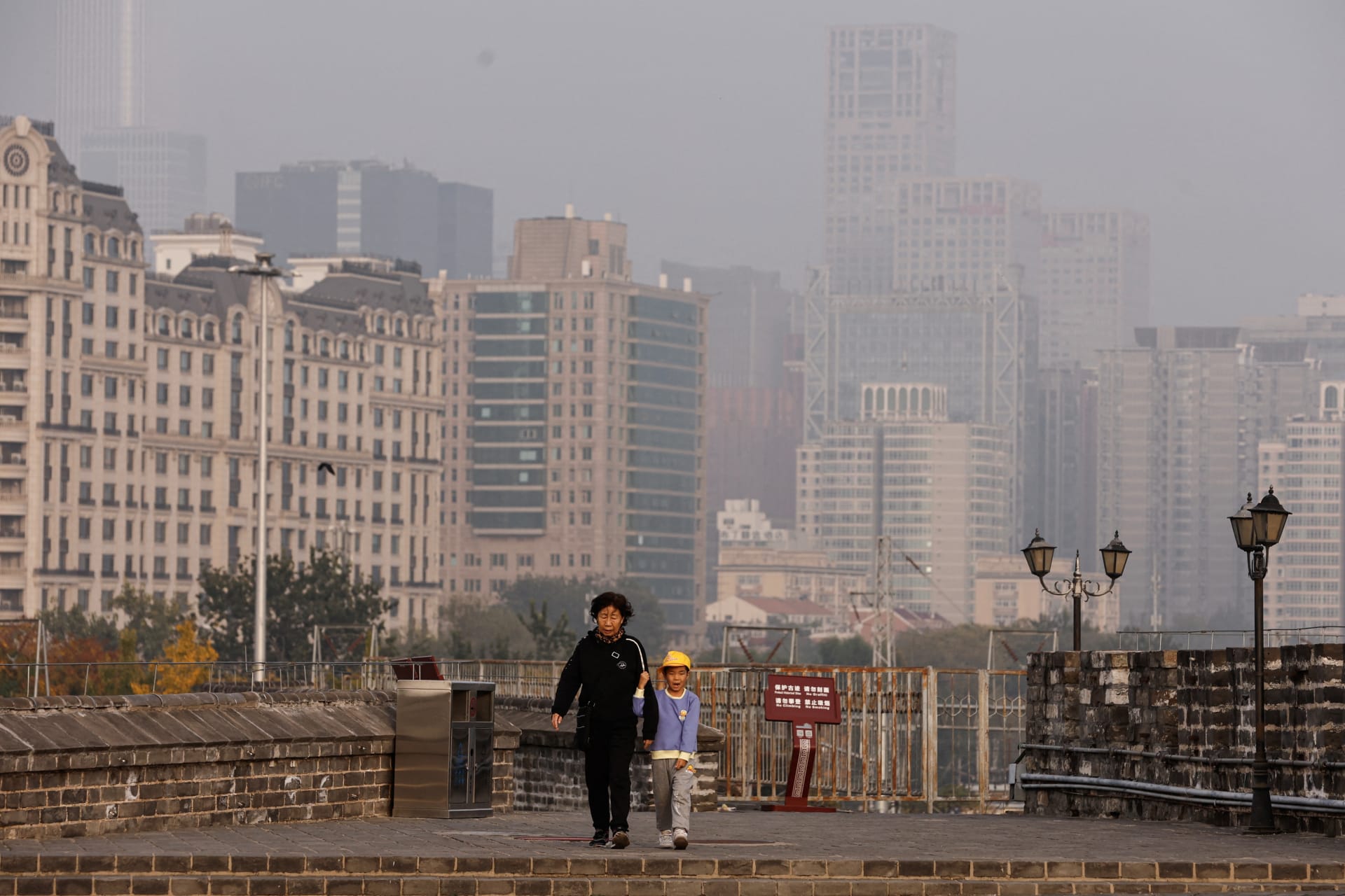Beijing issues orange alert for heavy air pollution