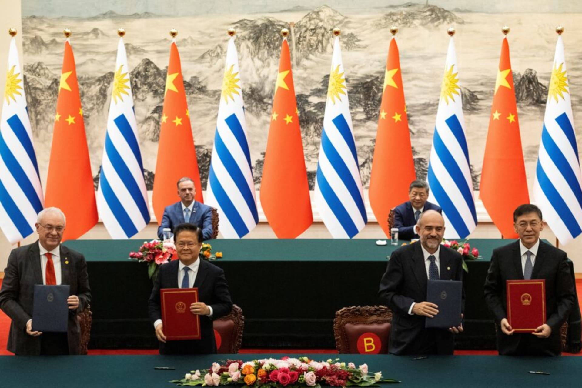 Uruguayan President Yamandú Orsi and Chinese President Xi Jinping attend a signing ceremony at the Great Hall of the People in Beijing, marking the first visit by a South American leader to the country since U.S. military action in Venezuela. Jessica Lee/Pool via Reuters