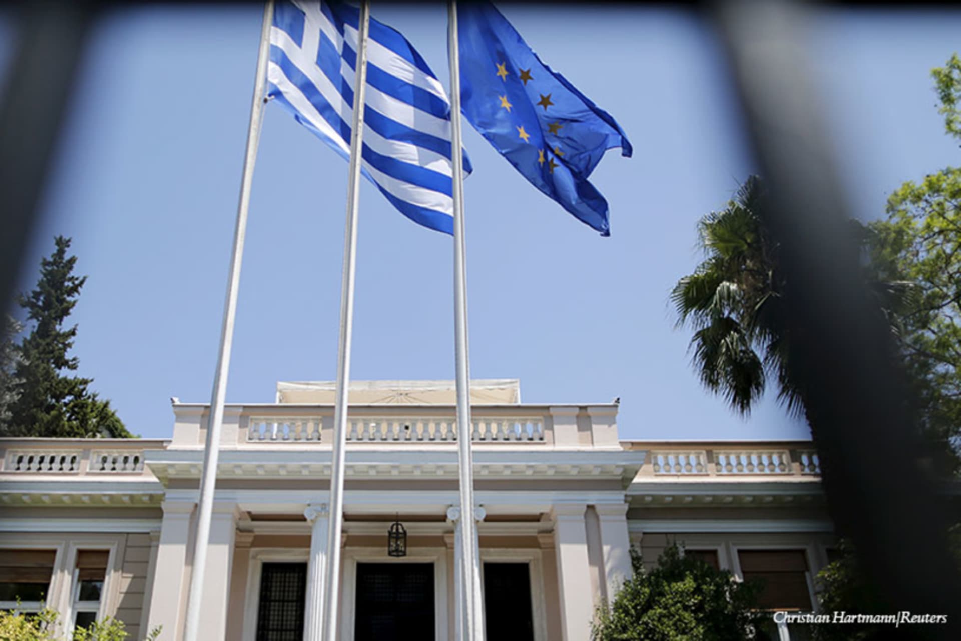greek-flag-euro-flag-Christian-Hartmann-reuters.jpg