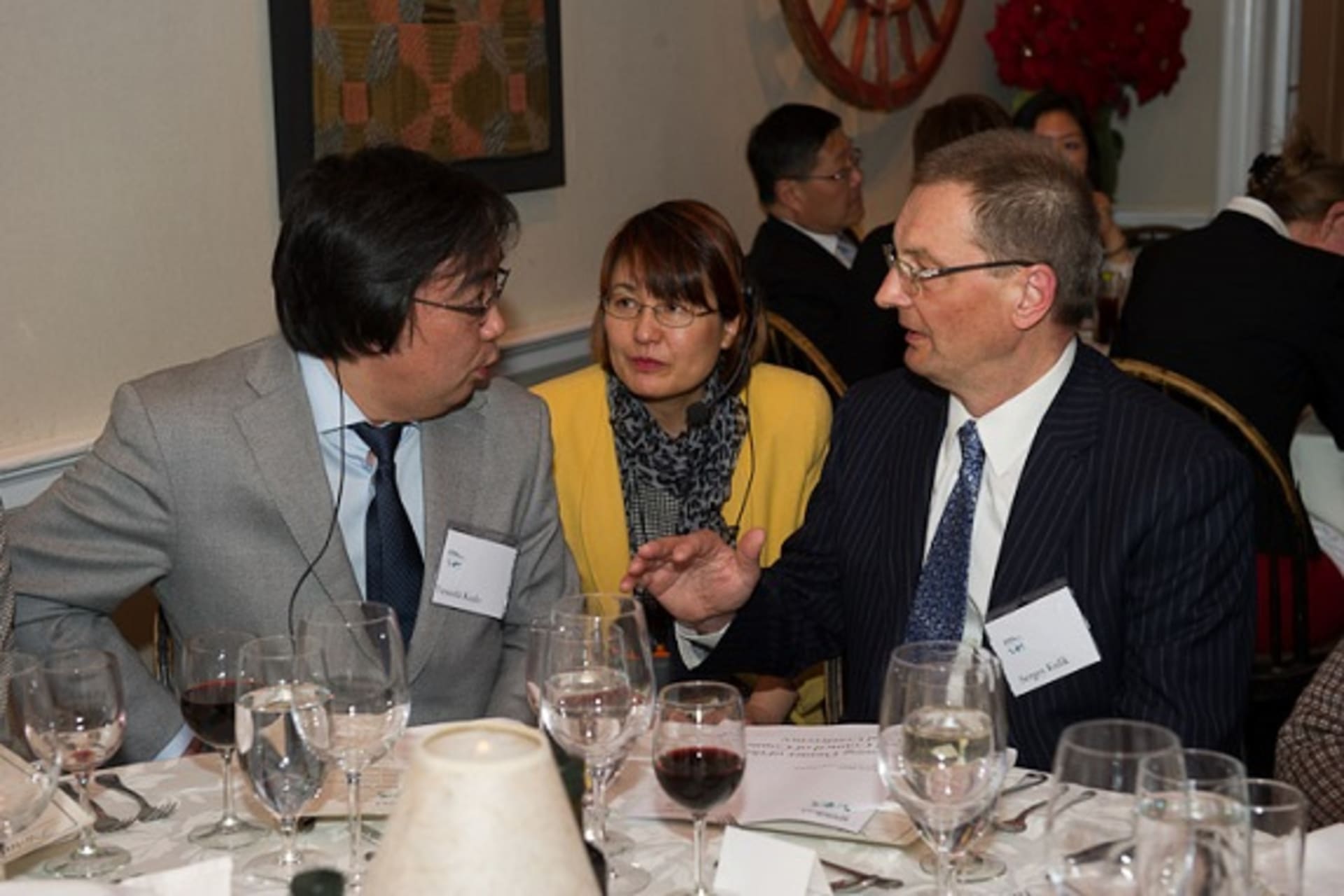 <p>Sergey Kulik (Institute of Contemporary Development) converses with Yasushi Kudo (Genron NPO) during the CoC Second Annual Conference opening dinner (Kaveh Sardari).</p>
