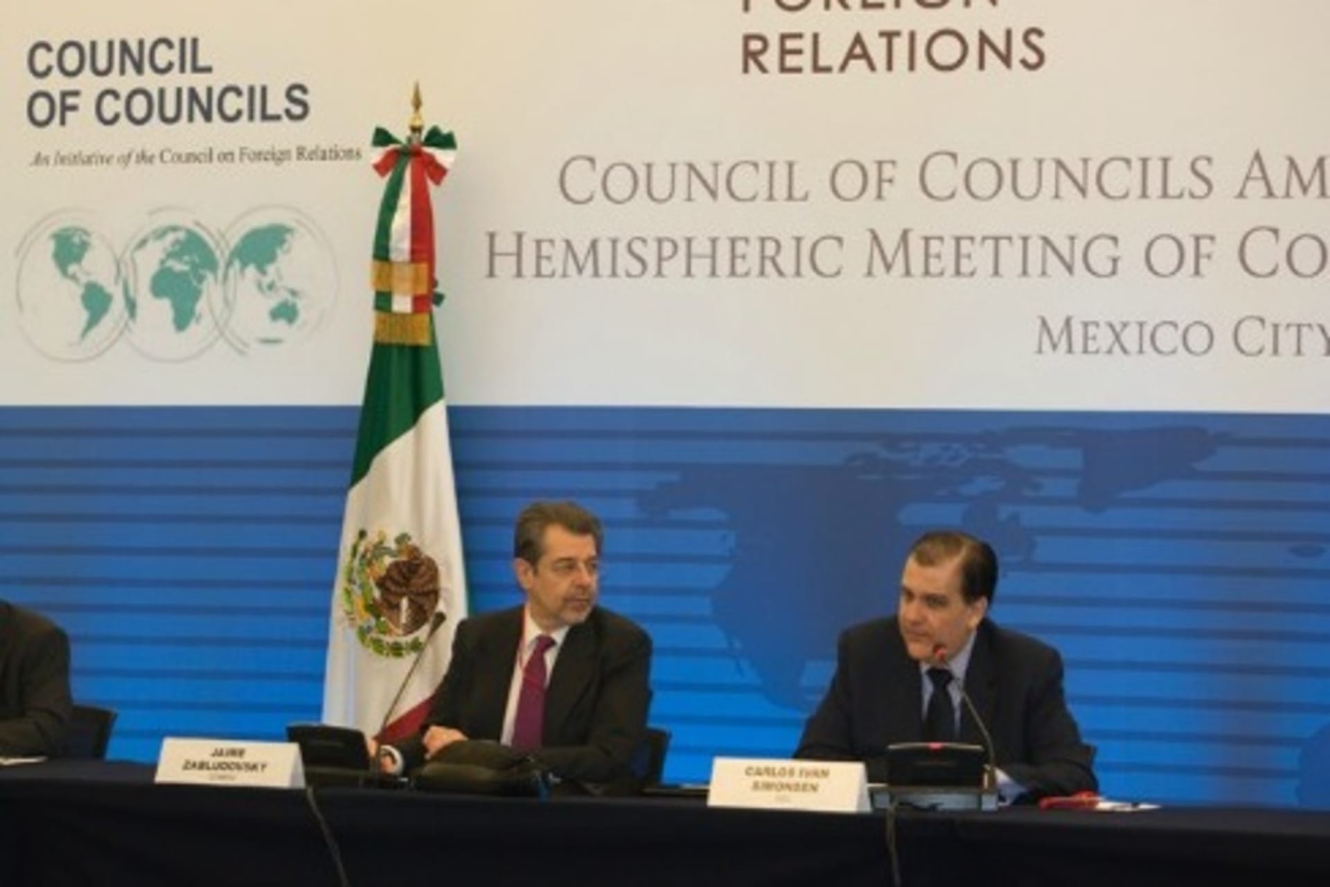 <p>Jaime Zabludovsky (COMEXI) converses with Carlos Ivan Simonsen Leal (Getulio Vargas Foundation) during the CoC Fourth Regional Conference (Gustavo Benitez).</p>
