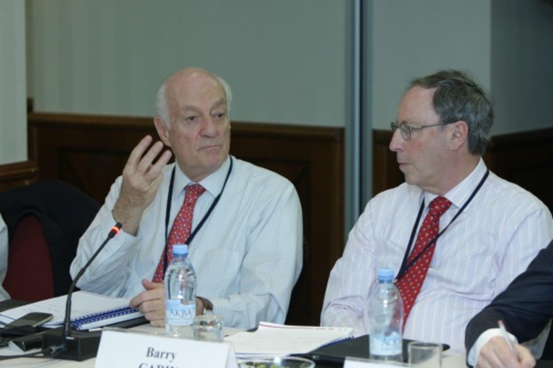 <p>Andres Rozental (COMEXI) converses with Barry Carin (CIGI) during the CoC Second Regional Conference (Migalyov Oleg).</p>
