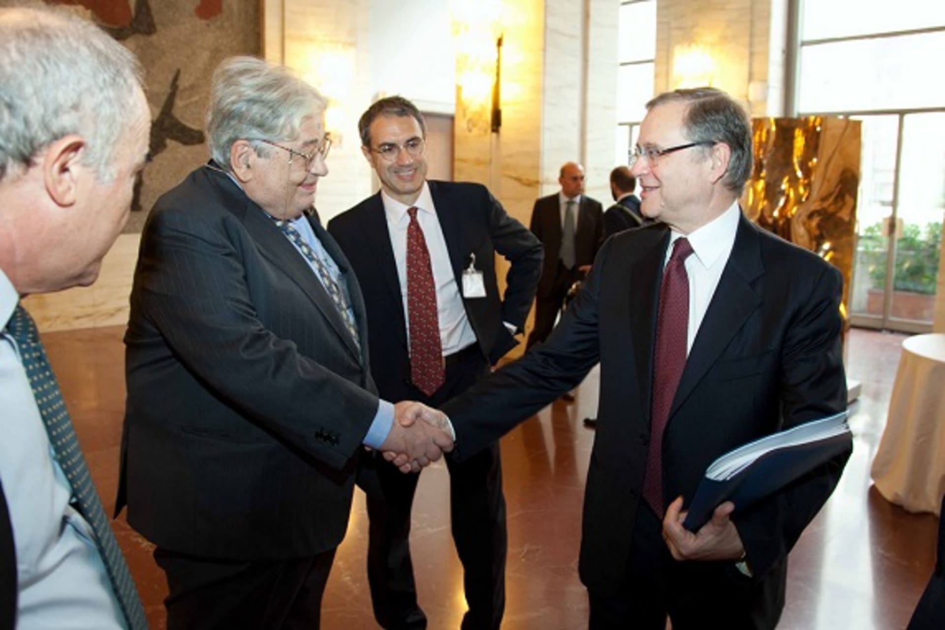 <p>Silvano Silvestri (Institute of International Affairs) converses with Ignazio Visco (Governor, Bank of Italy) during the CoC Third Regional Conference (Leonardo Puccini).</p>
