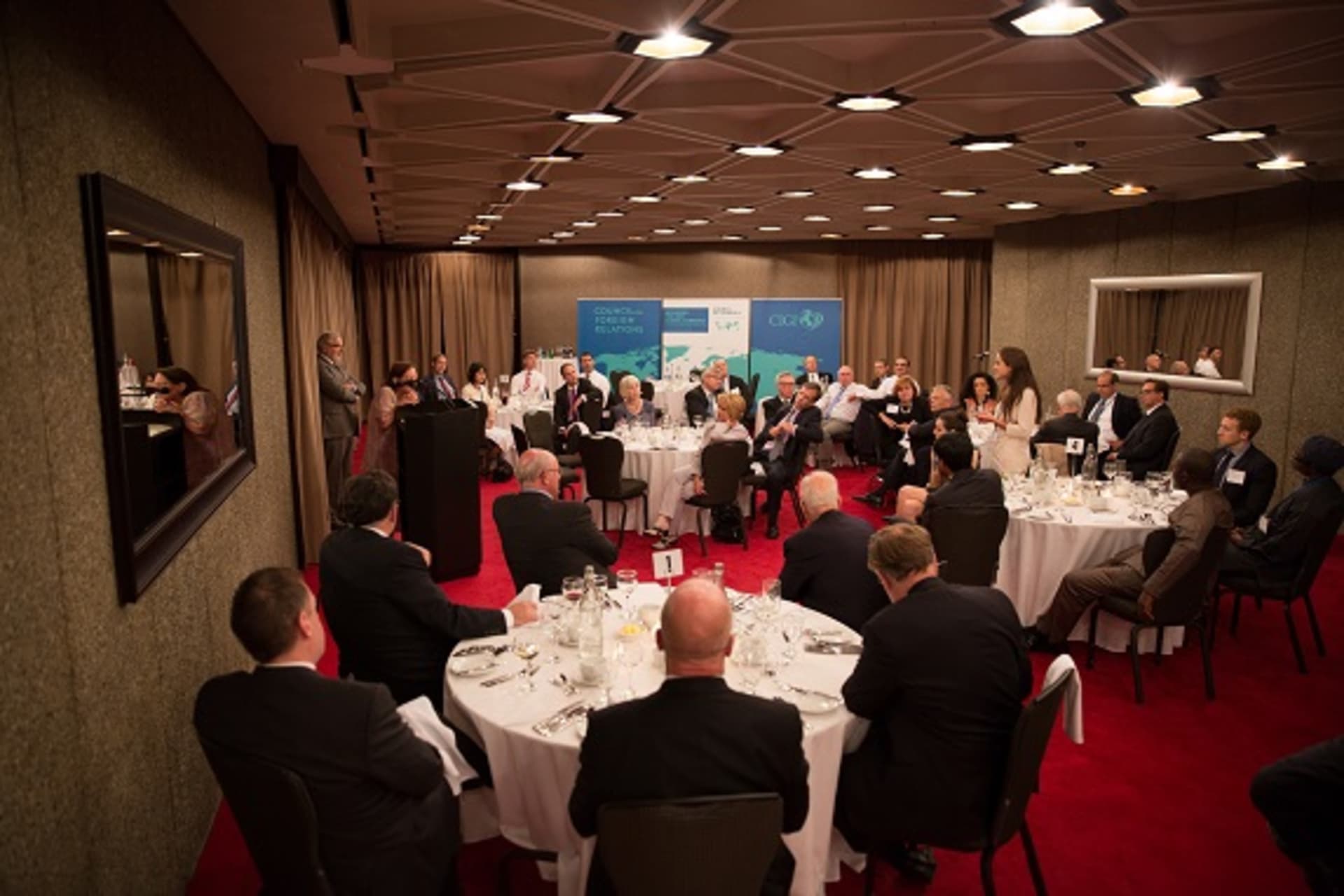 <p>Participants ask questions during the dinner keynote at the Council of Councils Sixth Regional Conference in Ottawa (Kris Young).</p>