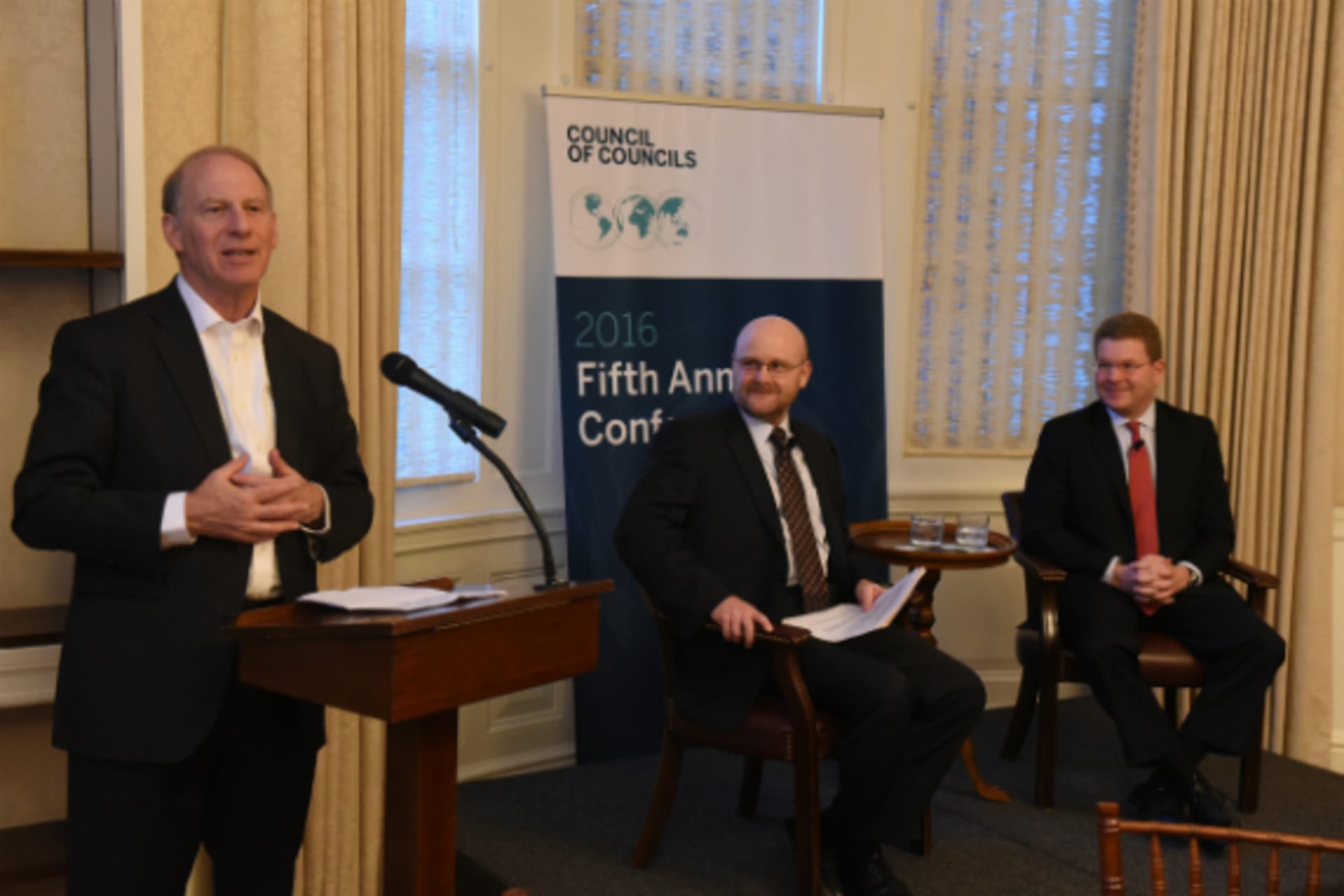 <p>Richard Haass welcomes participants during the opening dinner before Jim Lindsay and Samuel Feist lead a discussion during the CoC Fifth Annual Conference. (Don Pollard)</p>
