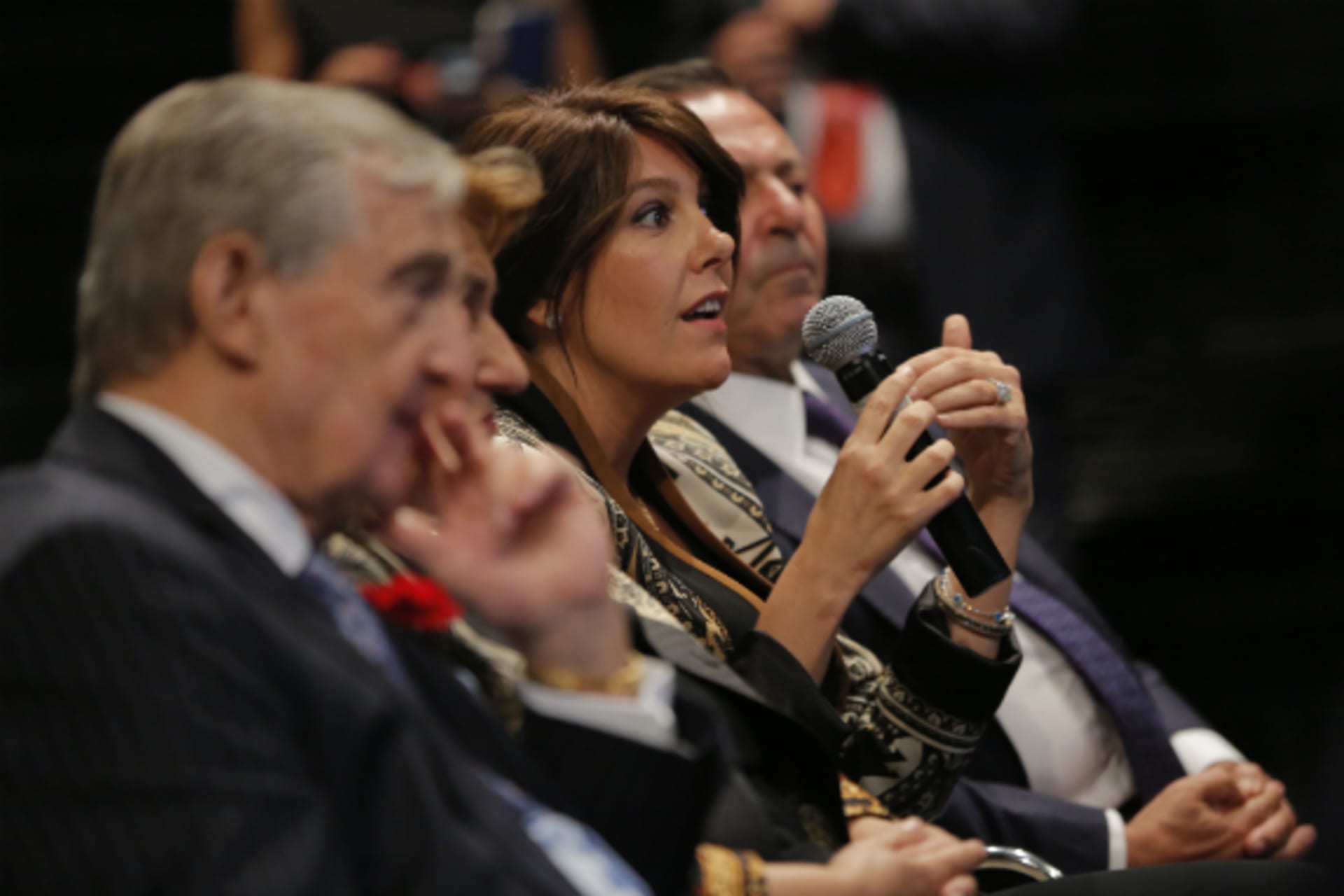 <p>Hanzade Doğan Boyner asking a question regarding Europe’s approach towards the developing world at the conference’s public event. (Ferit Gelgec)</p>
