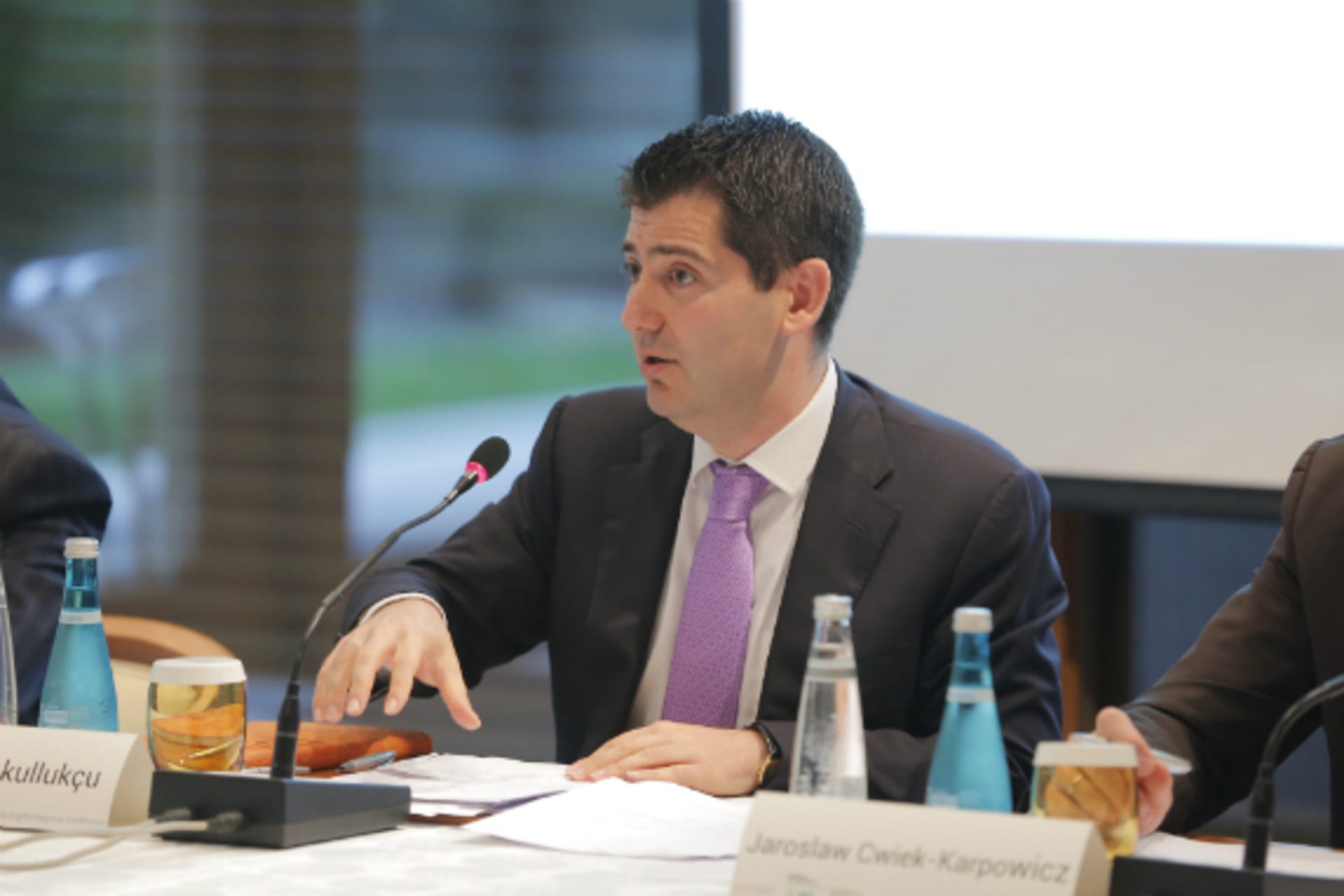 <p>Memduh Karakullukçu moderating a panel on redesigning regional and global energy governance at the Council of Councils Eighth Regional Conference. (Feret Gelgec)</p>
