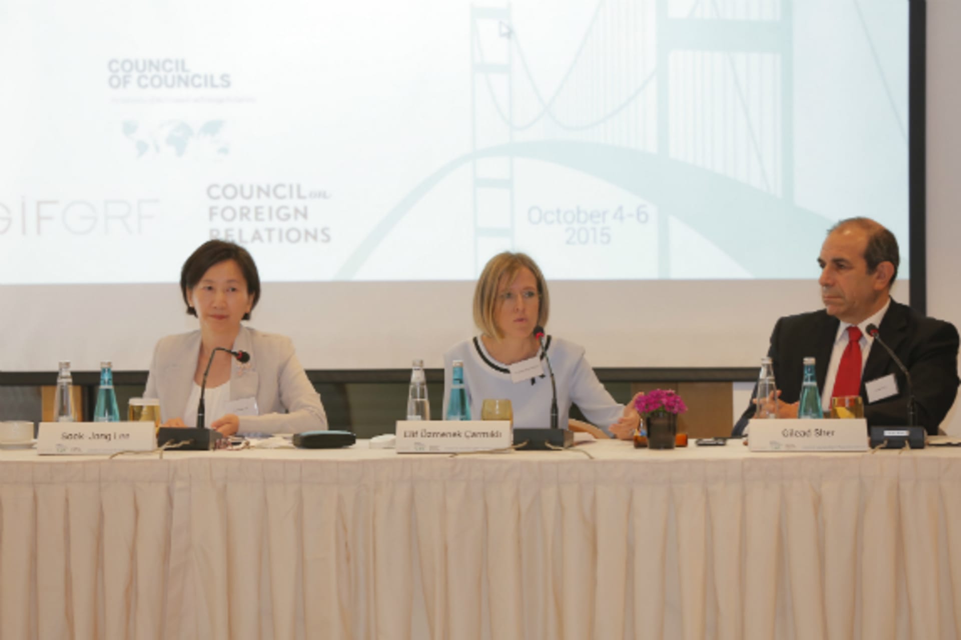 <p>Elif Özmenek-Çarmıklı from the USAK International Strategic Research Organization discusses the refugee crisis during the conference’s first session. (Ferit Gelgec)</p>
