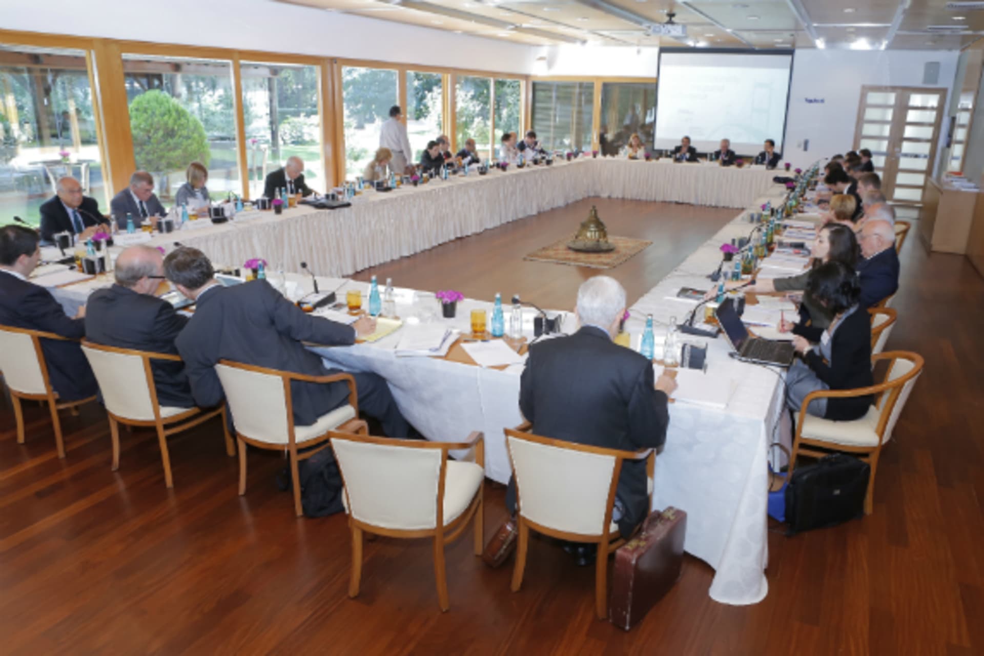 <p>Participants prepare for the discussion regarding the future of the Middle East at the Council of Councils Eighth Regional Conference. (Ferit Gelgec)</p>
