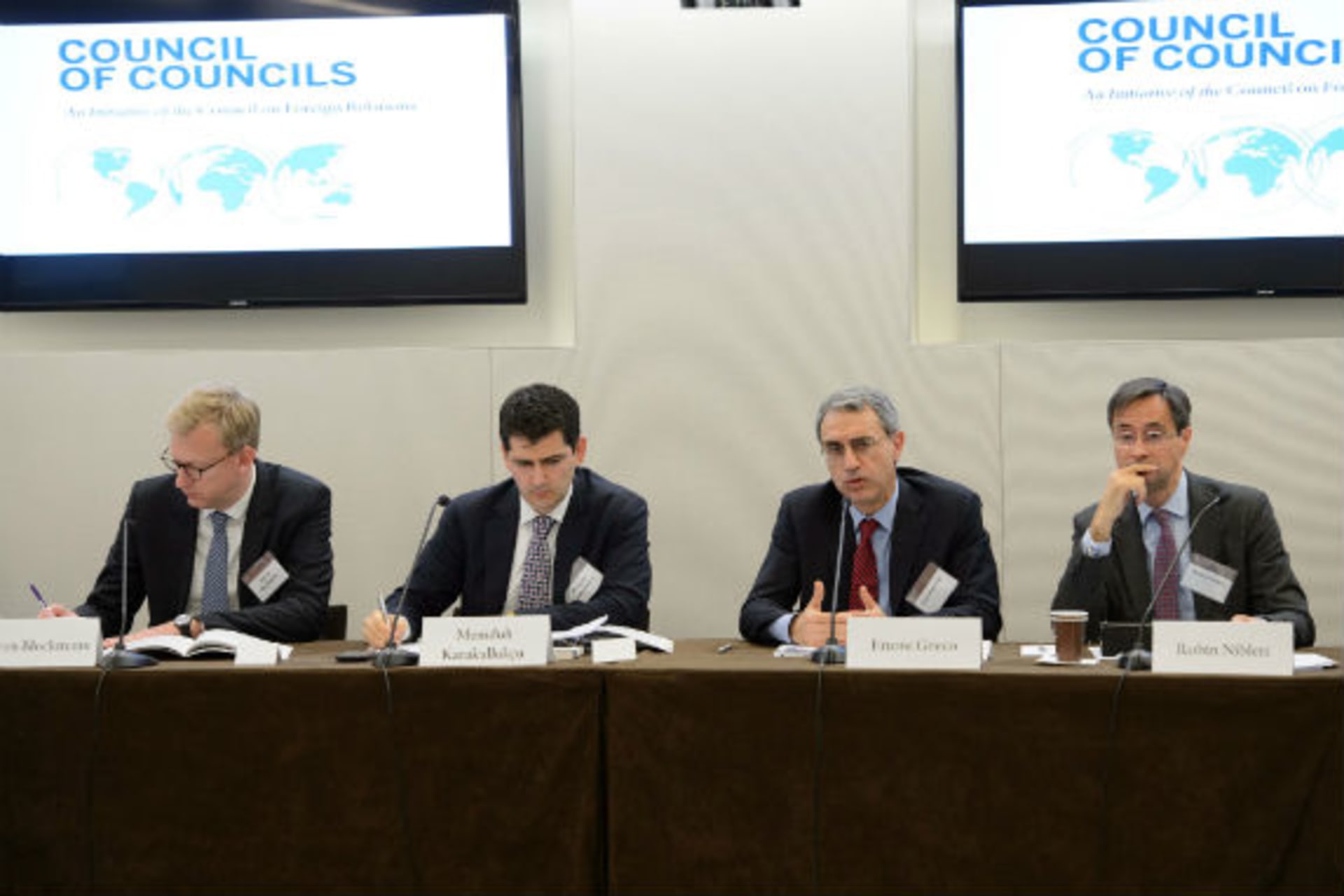 <p>Steven Blockmans, Memduh Karakullukçu, Ettore Greco, and Robin Niblett discuss the future of the European Union. (Kaveh Sardari)</p>
