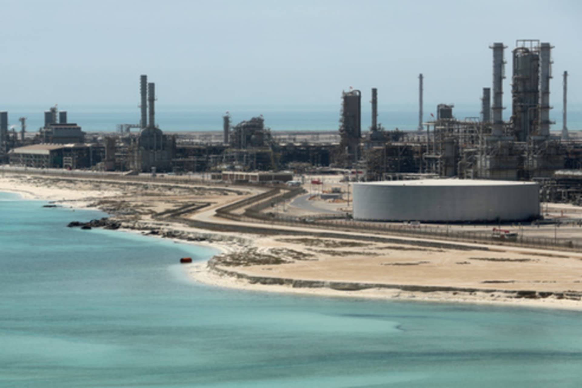 Saudi Arabia oil refinery by Ahmed Jadallah Reuters.jpg