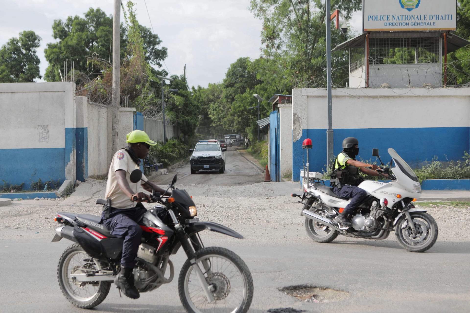<p>Members of the Haitian National Police (PNH) lead a convoy of cars carrying members of a Kenyan delegation as they leave the premises of the police after meeting with the Chief of the PNH Frantz Elbe, in Port-au-Prince, Haiti on August 21, 2023.</p>
