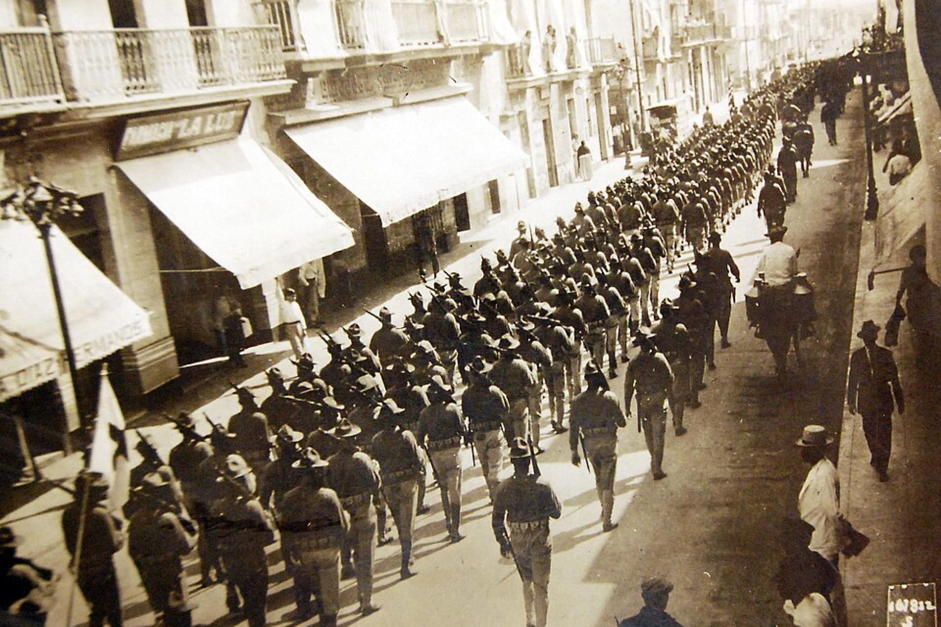 <p>U.S. troops enter Veracruz, Mexico, April, 1914.</p>
