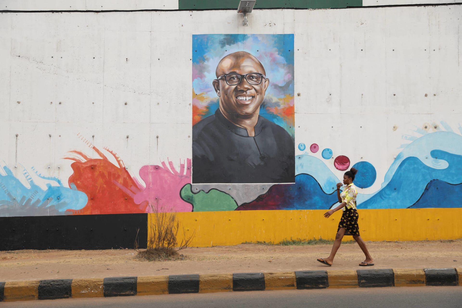 <p>A woman walks past a graffiti depicting Labour Party presidential candidate, Peter Obi, ahead of Nigeria’s presidential election in Awka, Anambra state, Nigeria, on February 23, 2023.</p>
