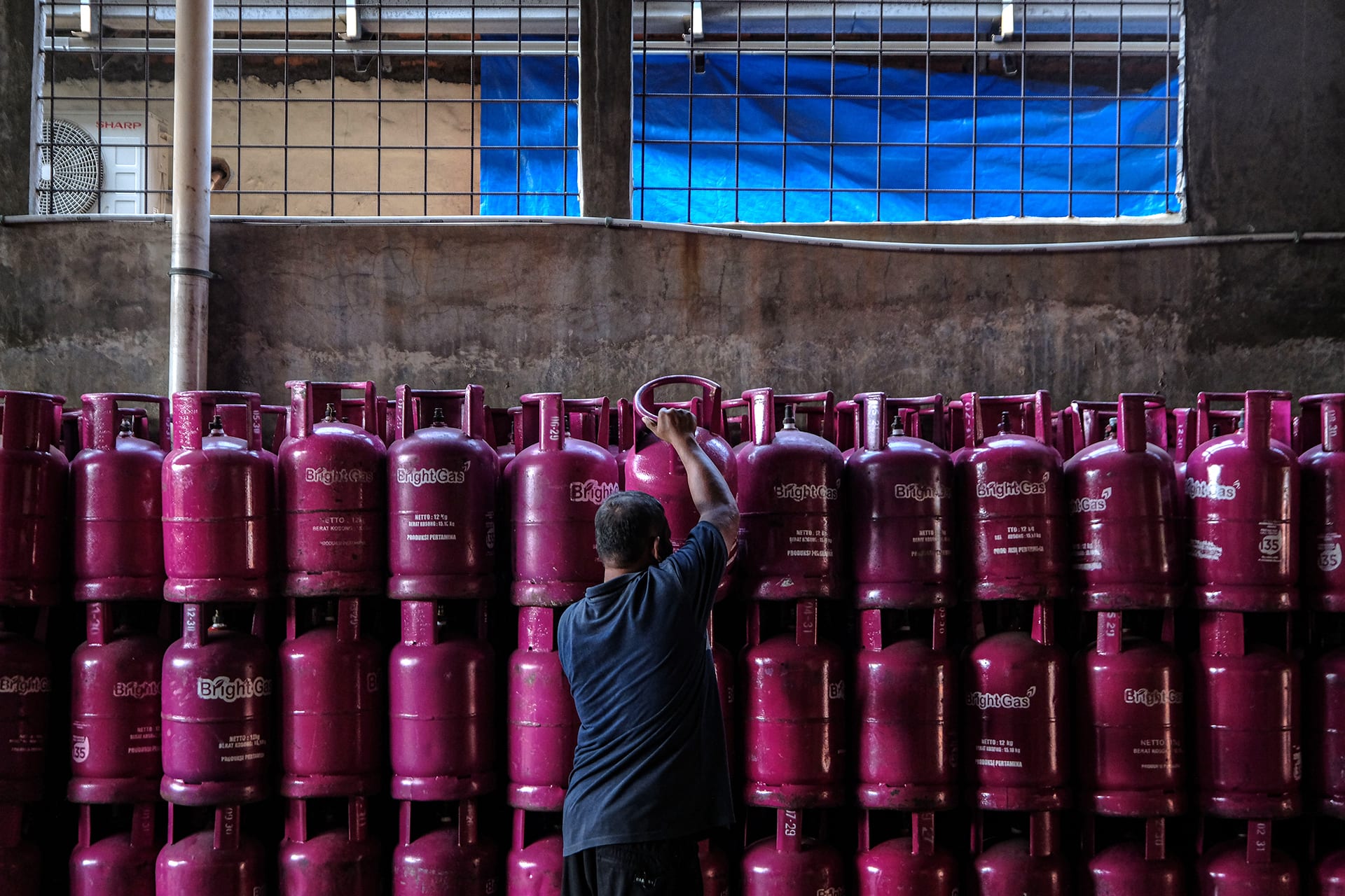 <p>Workers carry non-subsidized liquefied petroleum gas cylinders in Jakarta, Indonesia, on April 20, 2026.</p>